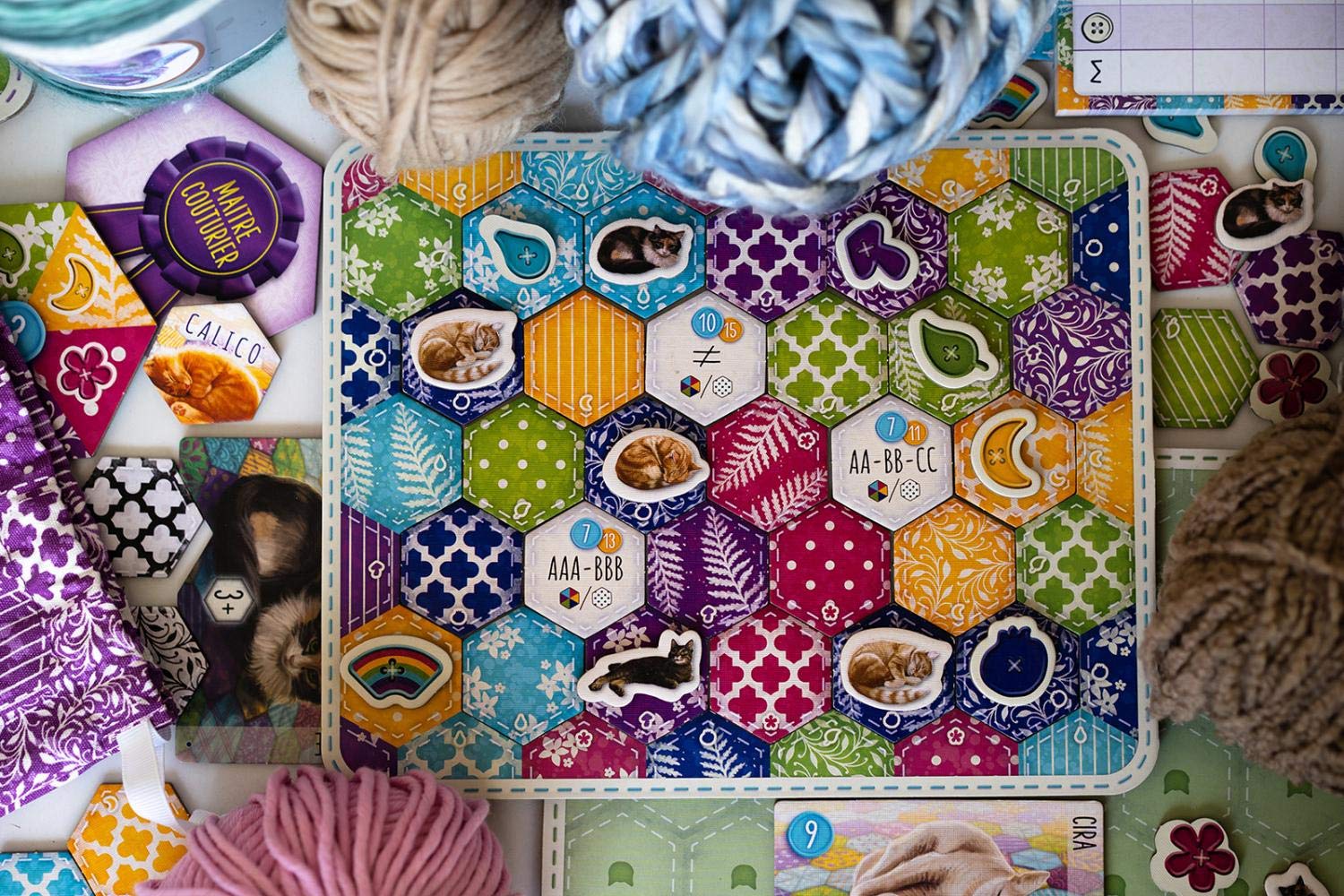 Lucky Duck Games | Calico | Jeu de Société Stratégique Tricot et Chat pour Adultes et Enfants dès 10 Ans + | Jeu de Plateau| Pose de Tuiles & Jetons | 1 à 4 Joueurs | 30-45 Min | en Français