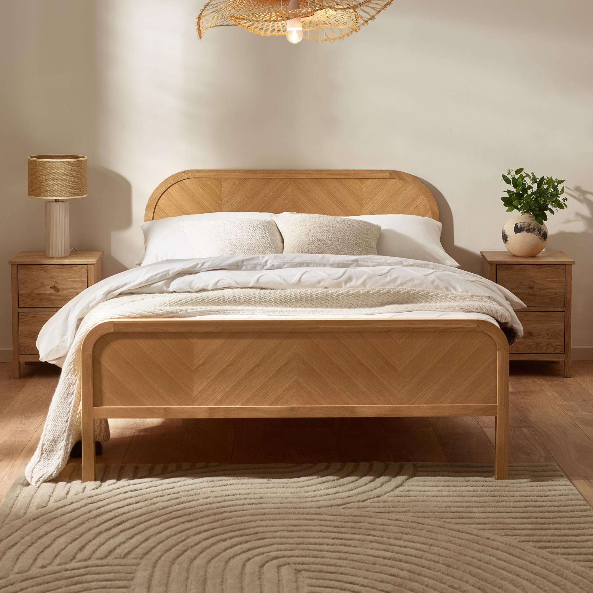 Julian Bowen Milo Double Bed - Solid Oak Bed Frame with Headboard, 135x190cm/4ft 6in, No Box Spring Needed, Retro Art Deco Chevron Design - H 95 x D 199cm