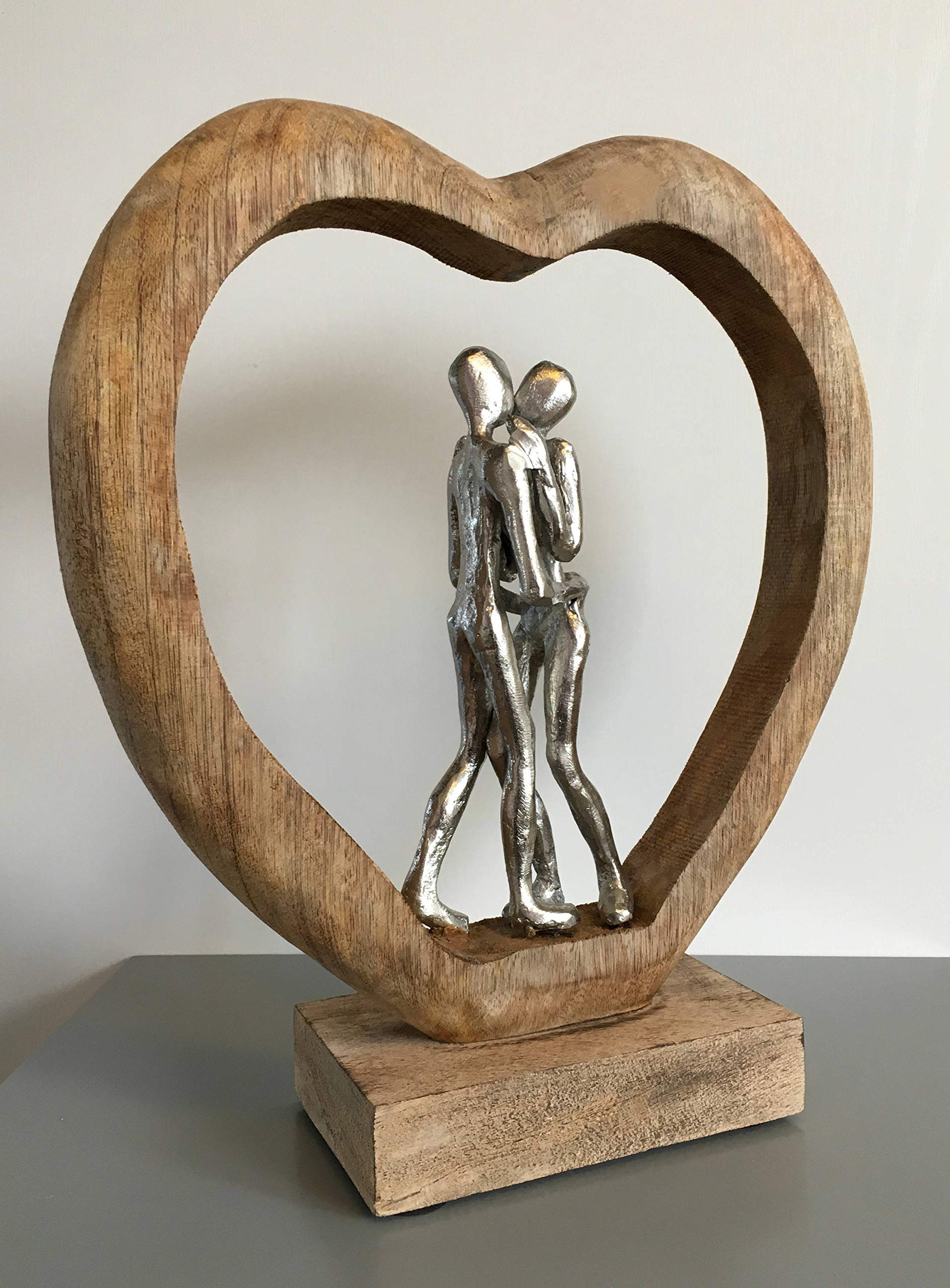 Moritz The Path 35 cm Silber – Mangoholz Liebespaar Skulptur Herz Hochzeit | Aluminium-Paar auf Naturholz-Sockel, Handarbeit und Unikat, Geschenkidee zu Jahrestag oder Valentinstag, für Regal