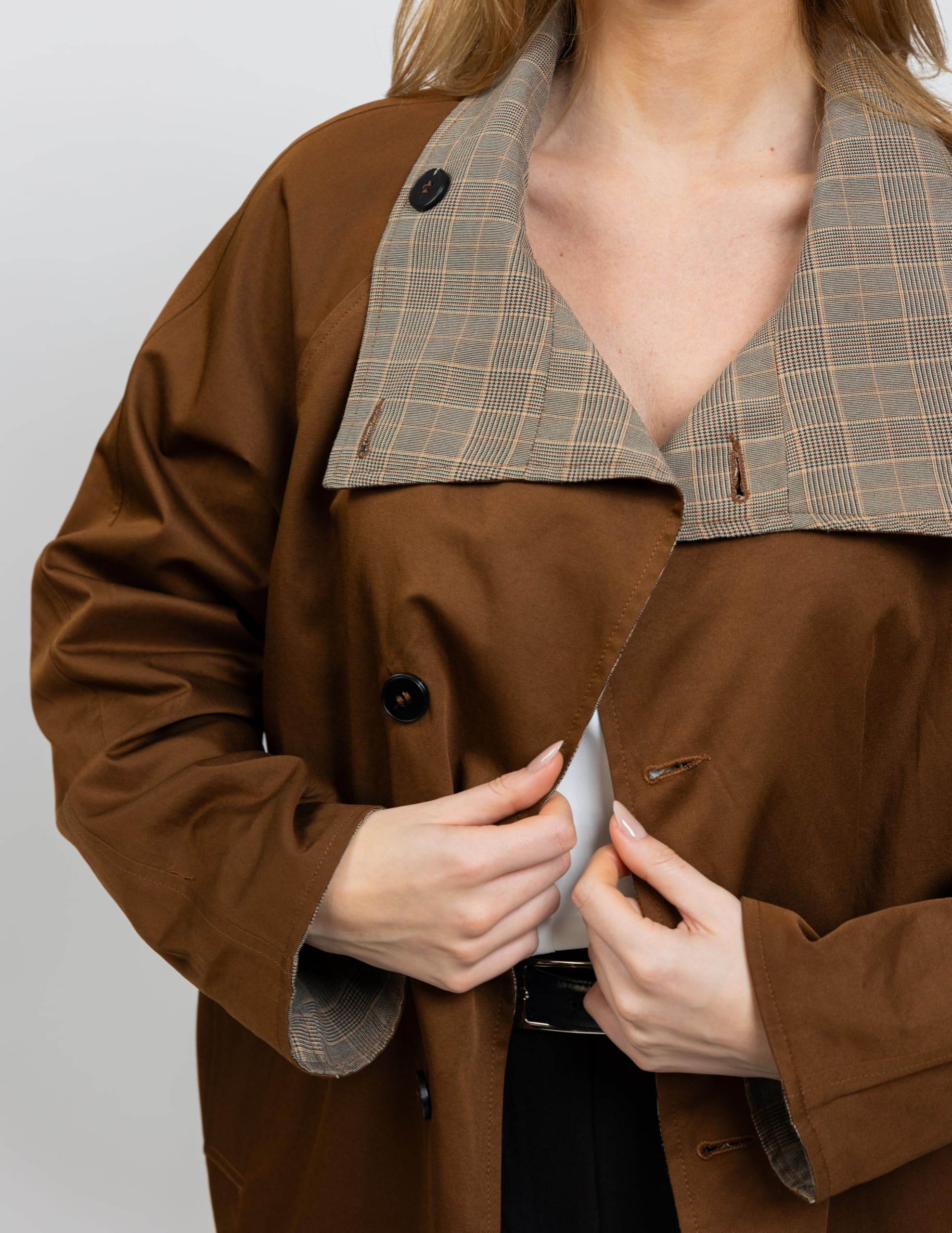 Trench corto reversible para mujer, diseño de cuadros y liso, cuello alto, color marrón