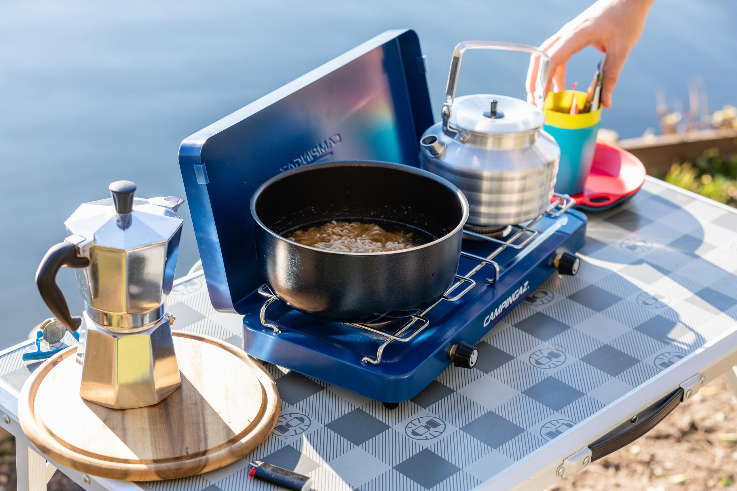 Campingaz Base Camp, Réchaud de Camping compact à Couvercle, Possibilités de Cuisson variées avec 2 Plaques, Réchaud à Gaz à 2 Flammes à Puissance 2 x 1 600 W, Réchaud à Gaz pour le Camping
