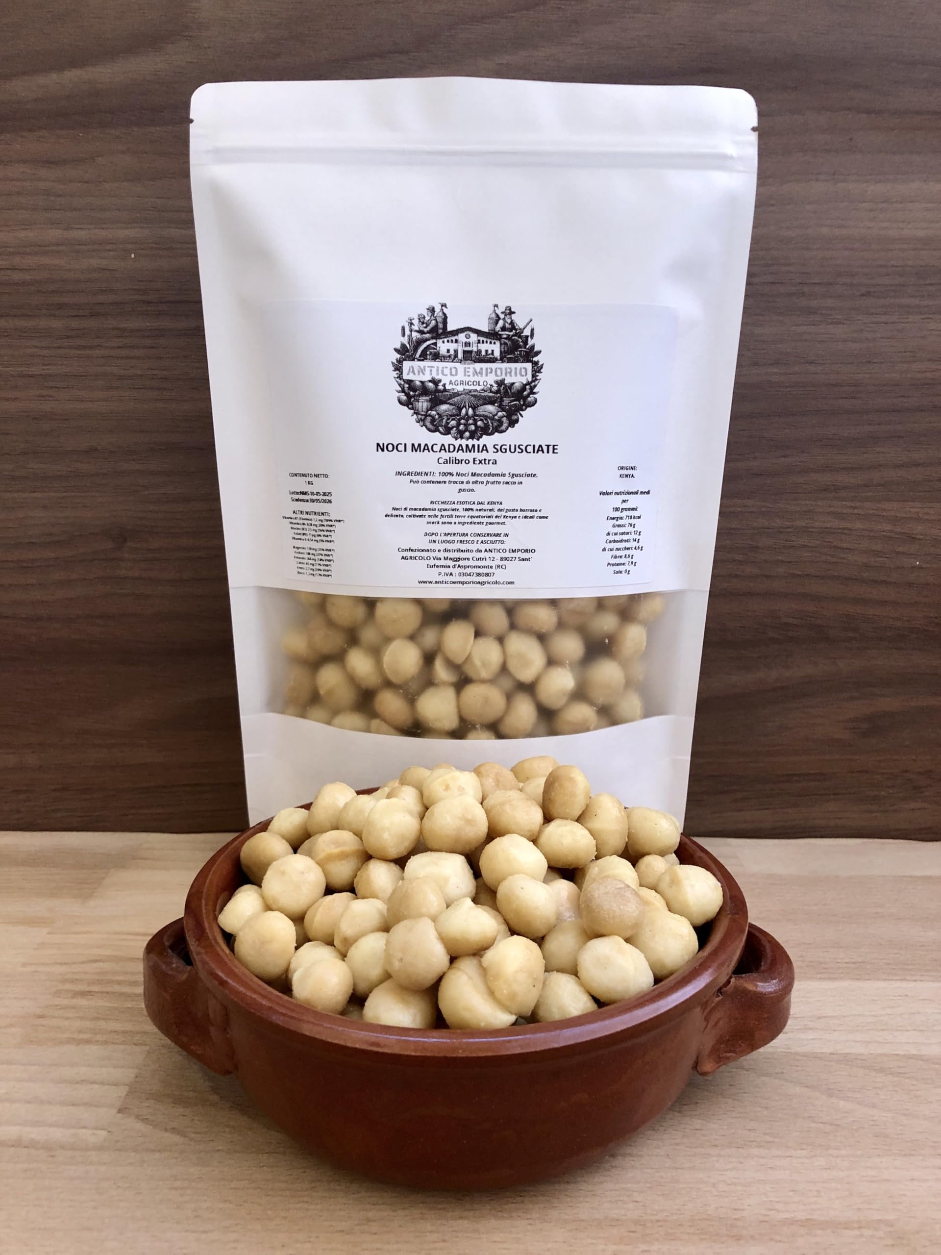 Noci Macadamia del Kenya Sgusciate - Calibrate - 100% NATURALI Senza Conservanti, Senza Sale e non Tostate - Confezione da 1 Kg in Sacchetto di Kraft Richiudibile