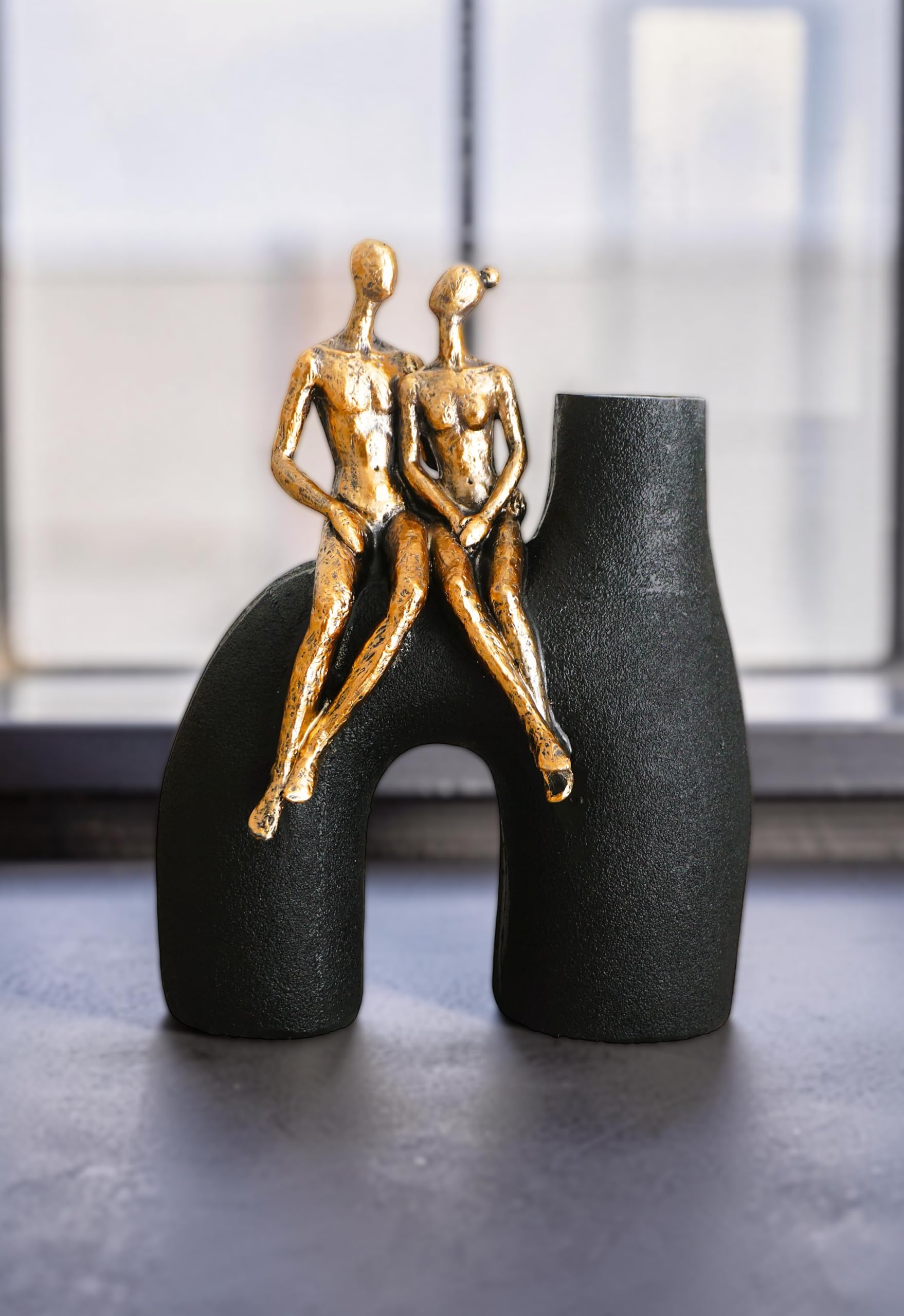 Scultura astratta moderna con vaso - Figurina romantica di coppia, resina sintetica, finitura bronzo metallizzato, elegante pezzo decorativo per la casa, L 20 cm x H 25,5 cm