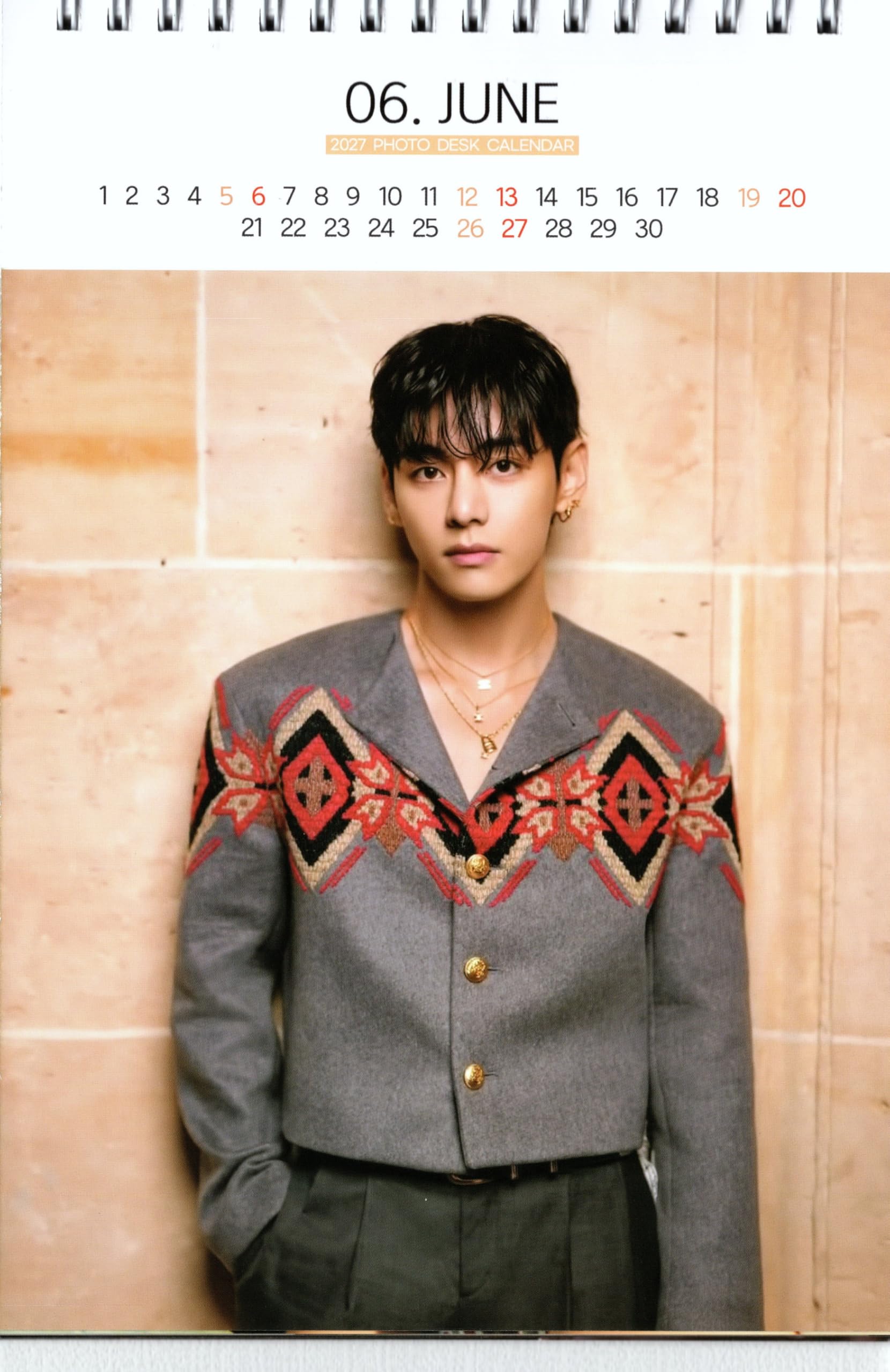 Amazon.co.jp: V テテ グッズ 卓上 カレンダー (写真集 カレンダー