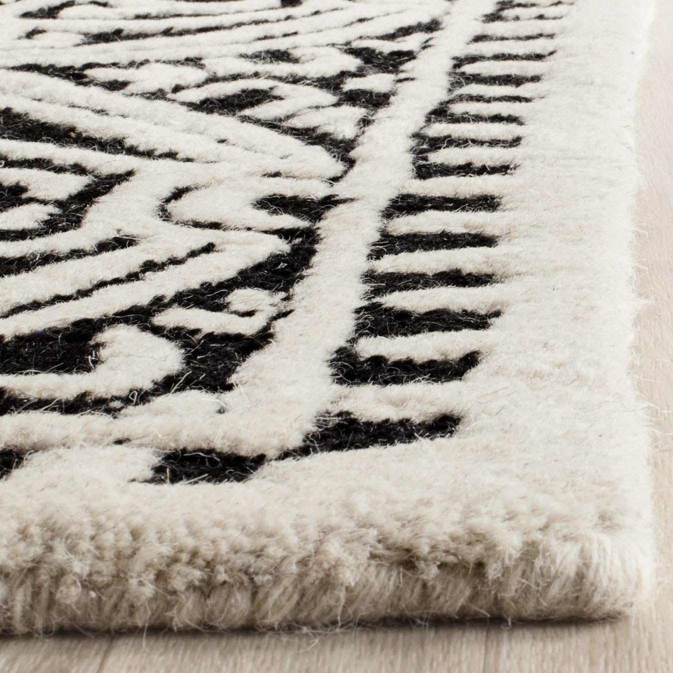 SAFAVIEH Cambridge Collection Area Rug - 4' Square, Black & Ivory, Handmade Moroccan Wool, Ideal for High Traffic Areas in Living Room, Bedroom (CAM123E)