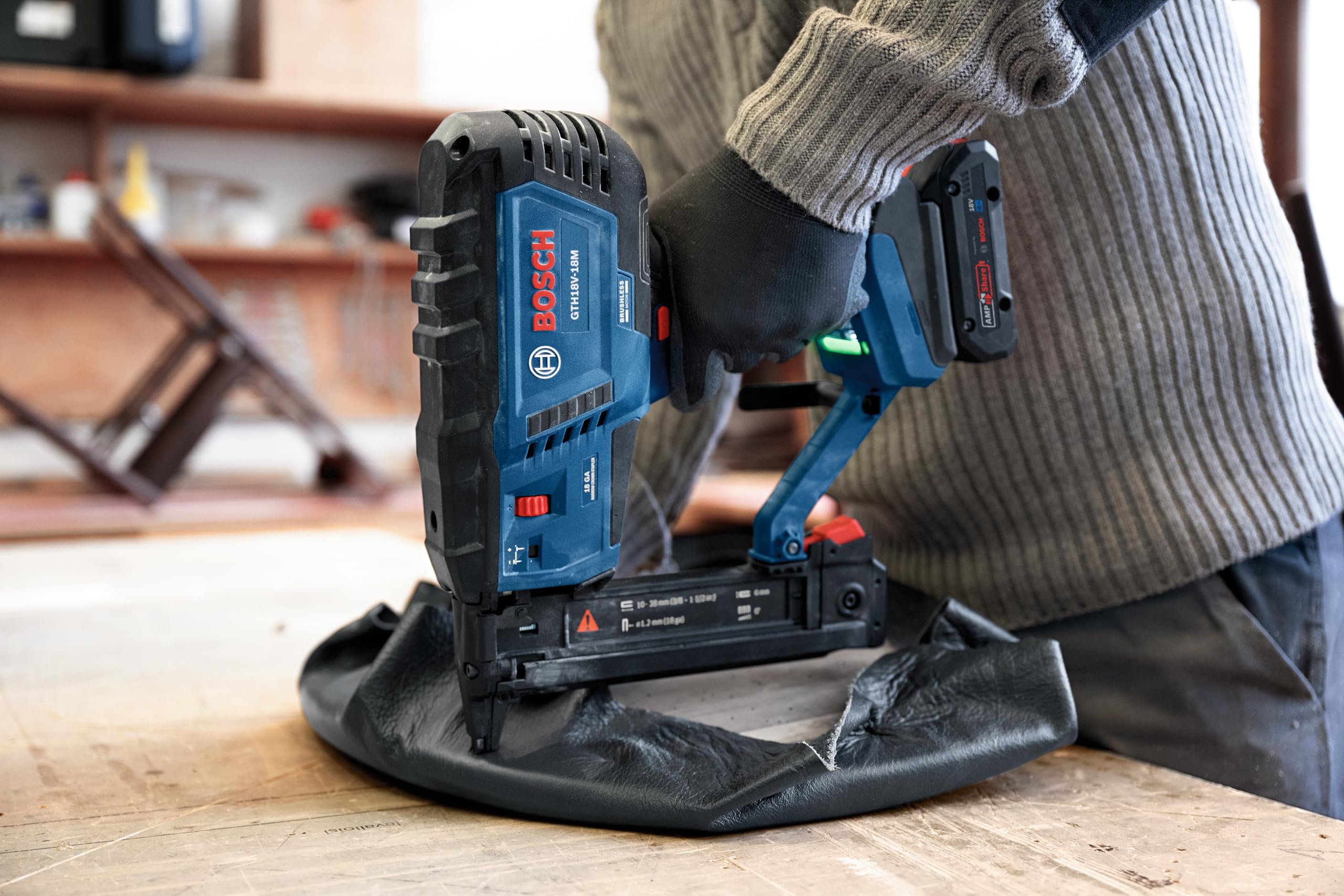 BOSCH GTH18V-18M Bürstenloser 18-Gauge-Heftgerät mit schmaler Krone, kabellos, leistungsstark und präzise für Möbel-, Polster- und Schrankanwendungen (Bare Tool)