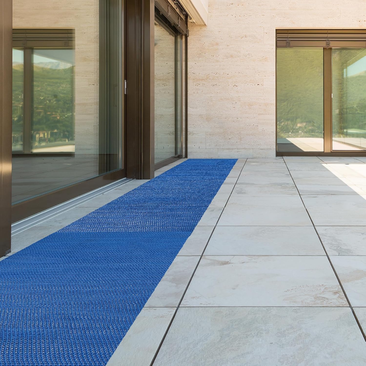 Evita resbalones con la alfombra de drenaje comercial para baños y piscinas