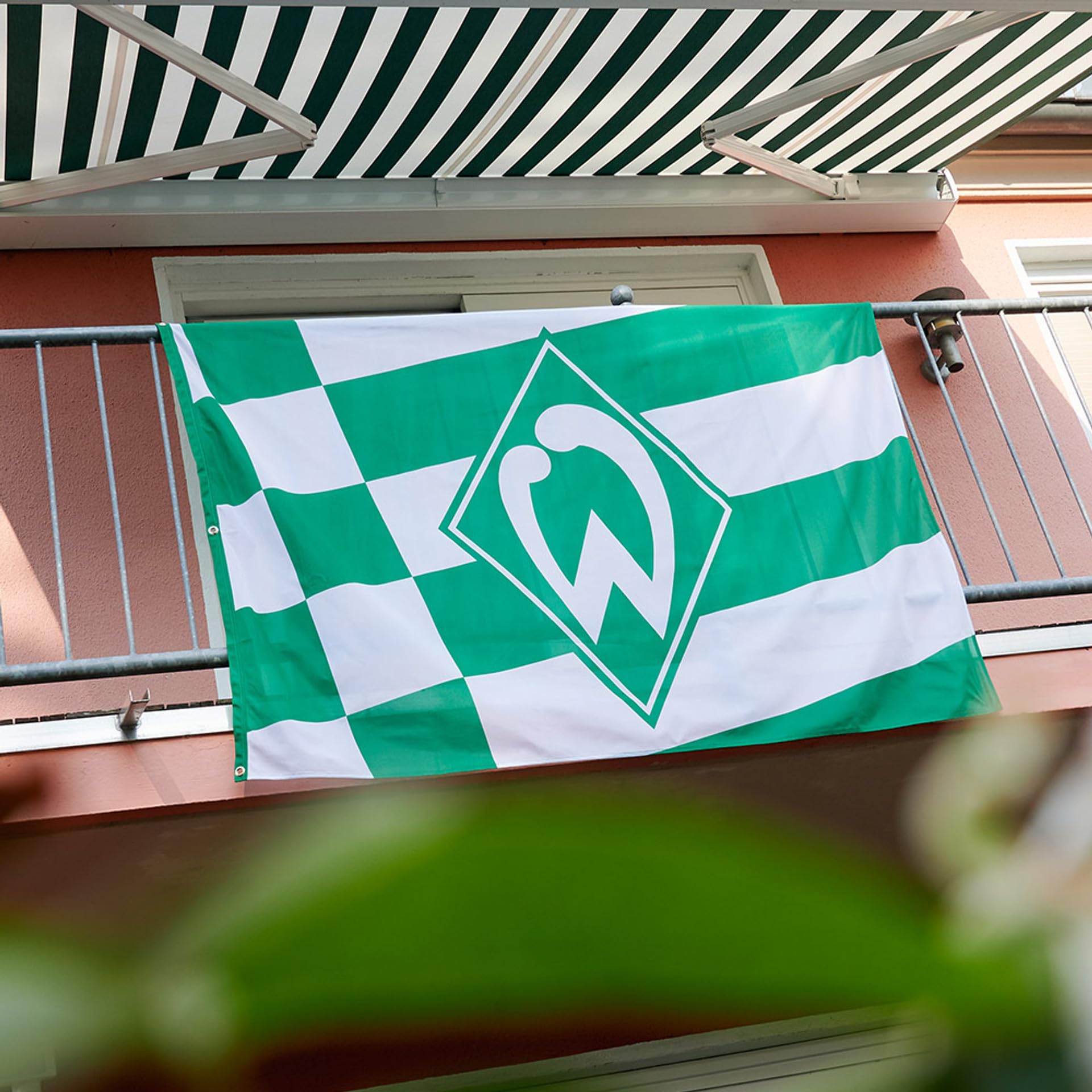 Flaggenfritze Hissflagge Werder Bremen Raute - 120 x 180 cm grün-weiße Werder Fahne mit Karos und Streifen + gratis Aufkleber