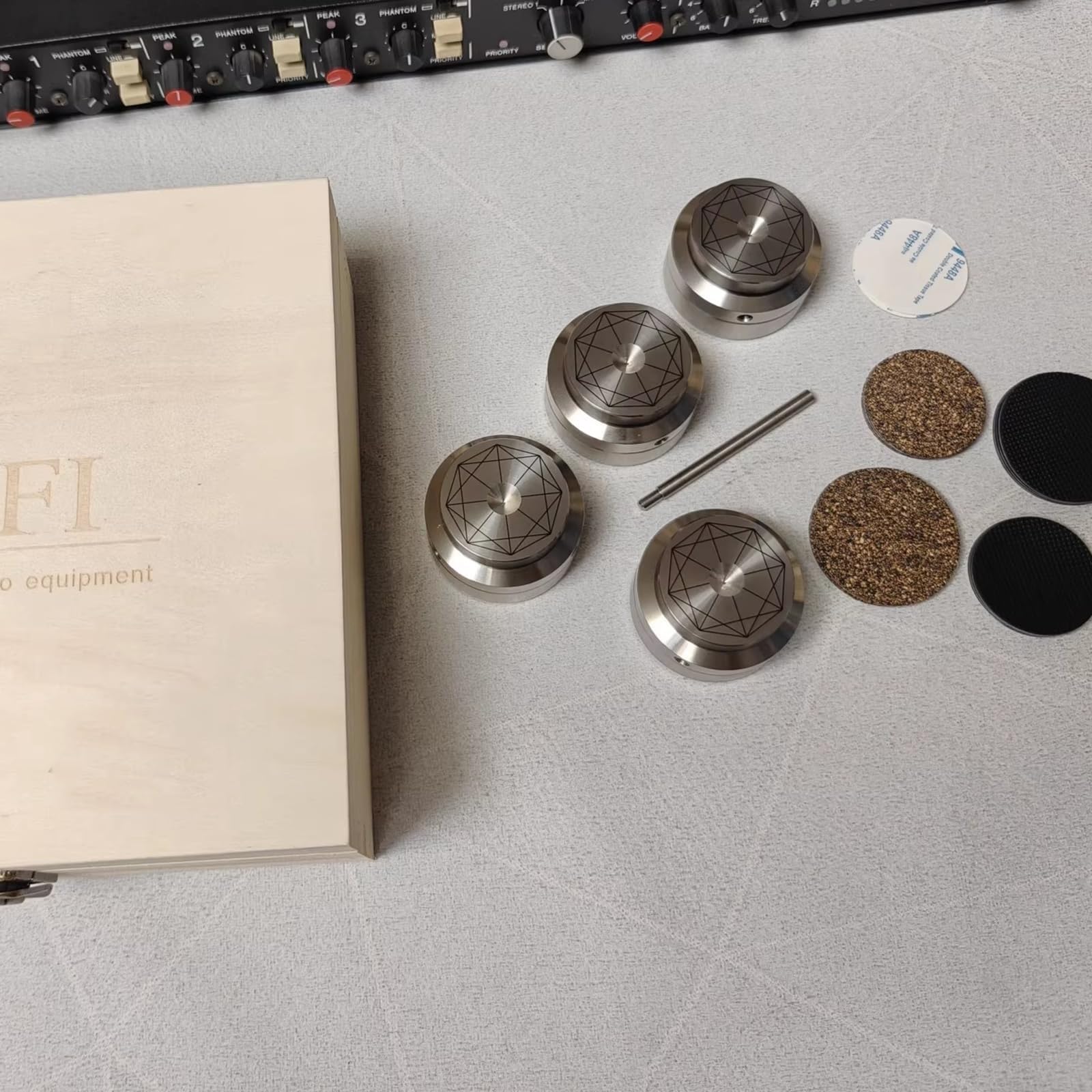 Cuscinetti isolanti per altoparlanti, 4 pezzi, piedini ammortizzatori audio HiFi con altezza regolabile, base antiscivolo in acciaio inossidabile 304 per amplificatori e altoparlanti DAC