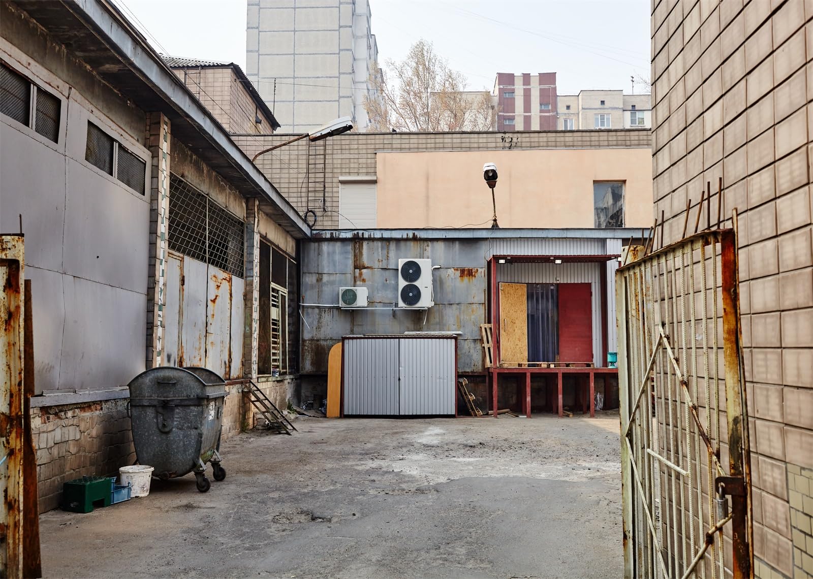 20x10FT (6x3m) Cortile Di Servizio Industriale Sfondo Fotografico | Officina Usurata Nel Retro Cortile Fondale In Tessuto,Cancelli Metallici Impianti,Per Eventi Urbani E Ritratti,Photo Booth