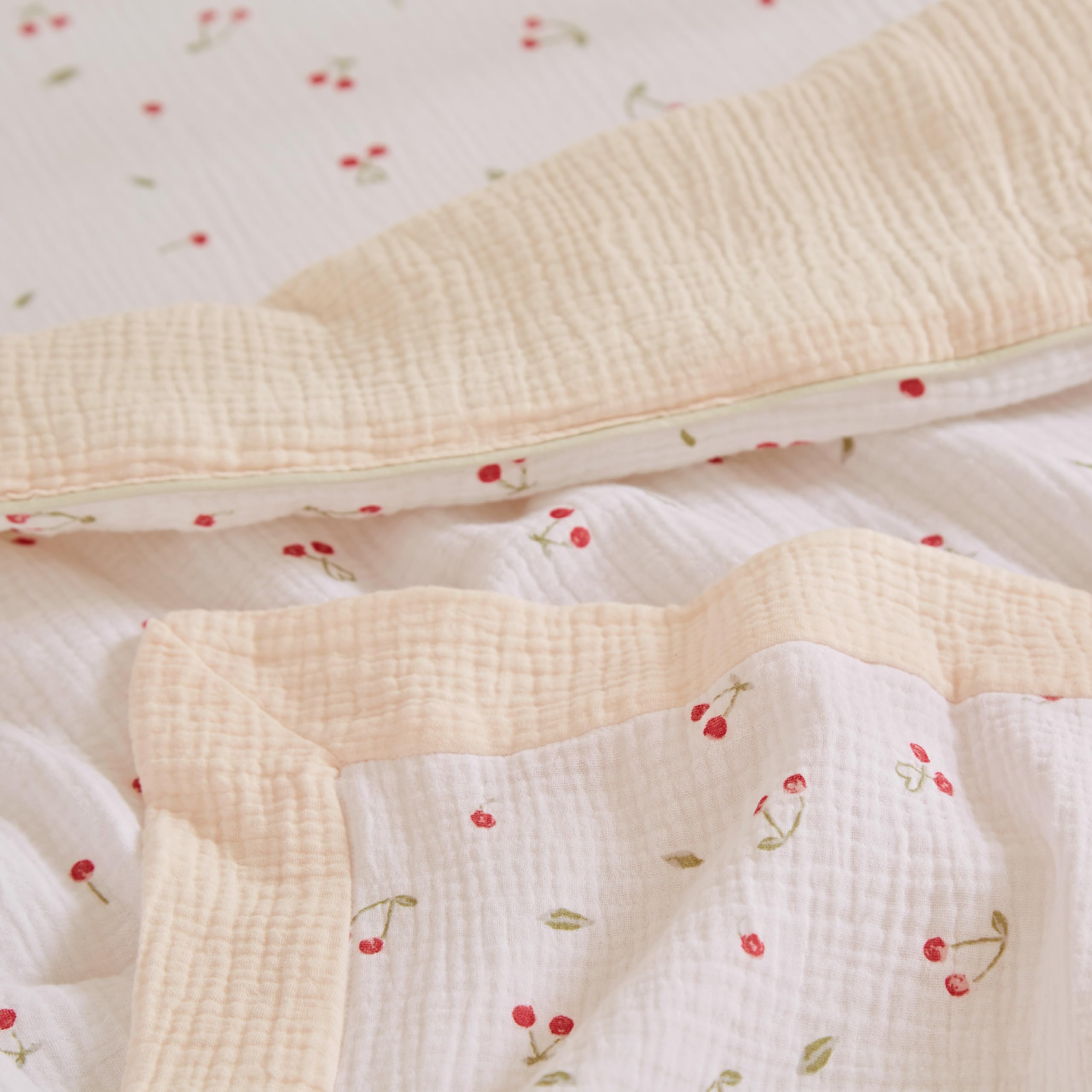 CuddleCo Set copripiumino per lettino, 4 pezzi, in ciliegio ditsy – include copripiumino, coperta e 2 lenzuola con angoli, biancheria da letto accogliente per bambini
