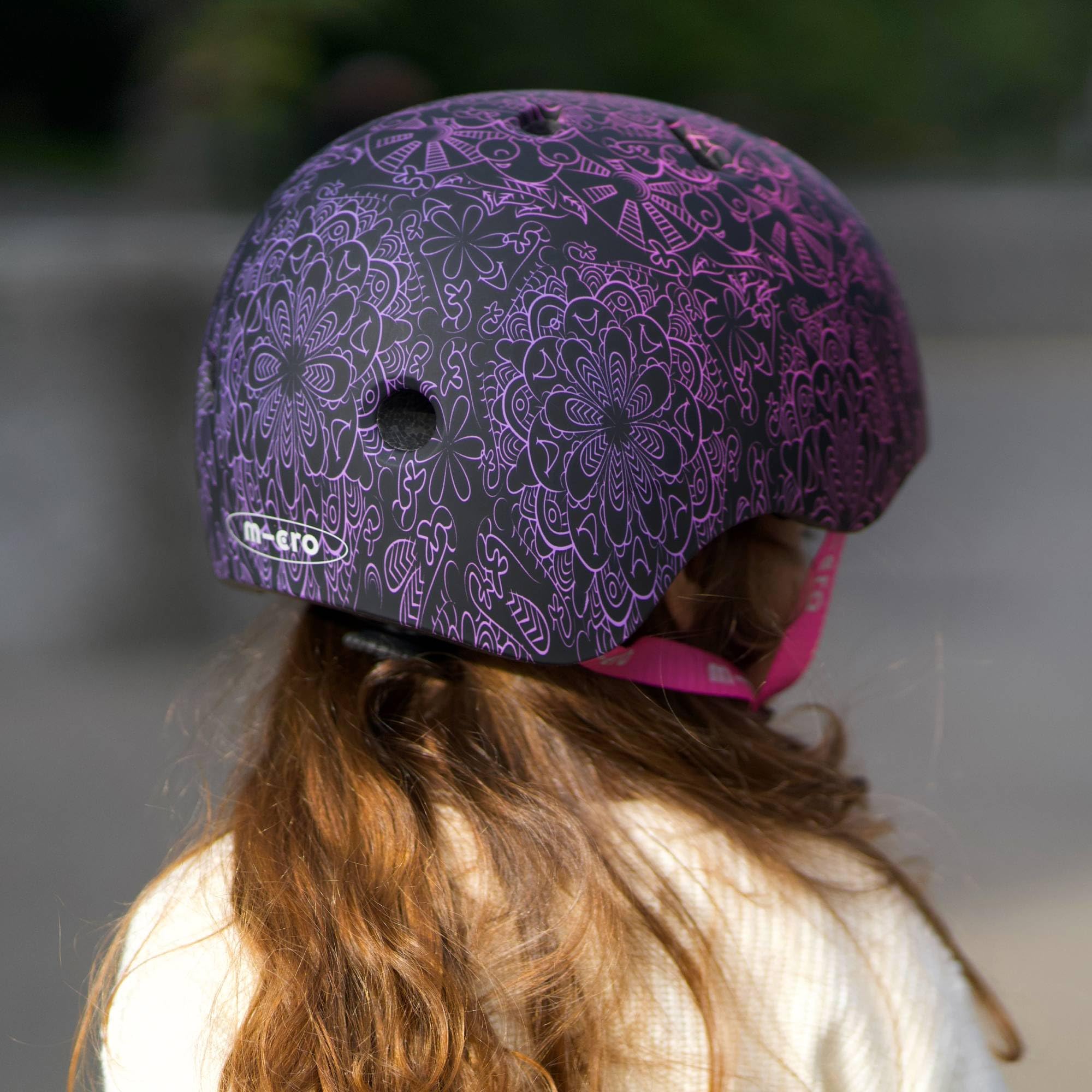 Micro® | Casco Infantil para Patinete o Bicicleta | Luz Trasera de Seguridad 3 Posiciones | Ultraligero 250 Gramos | Cierre Magnético | Niños y Niñas