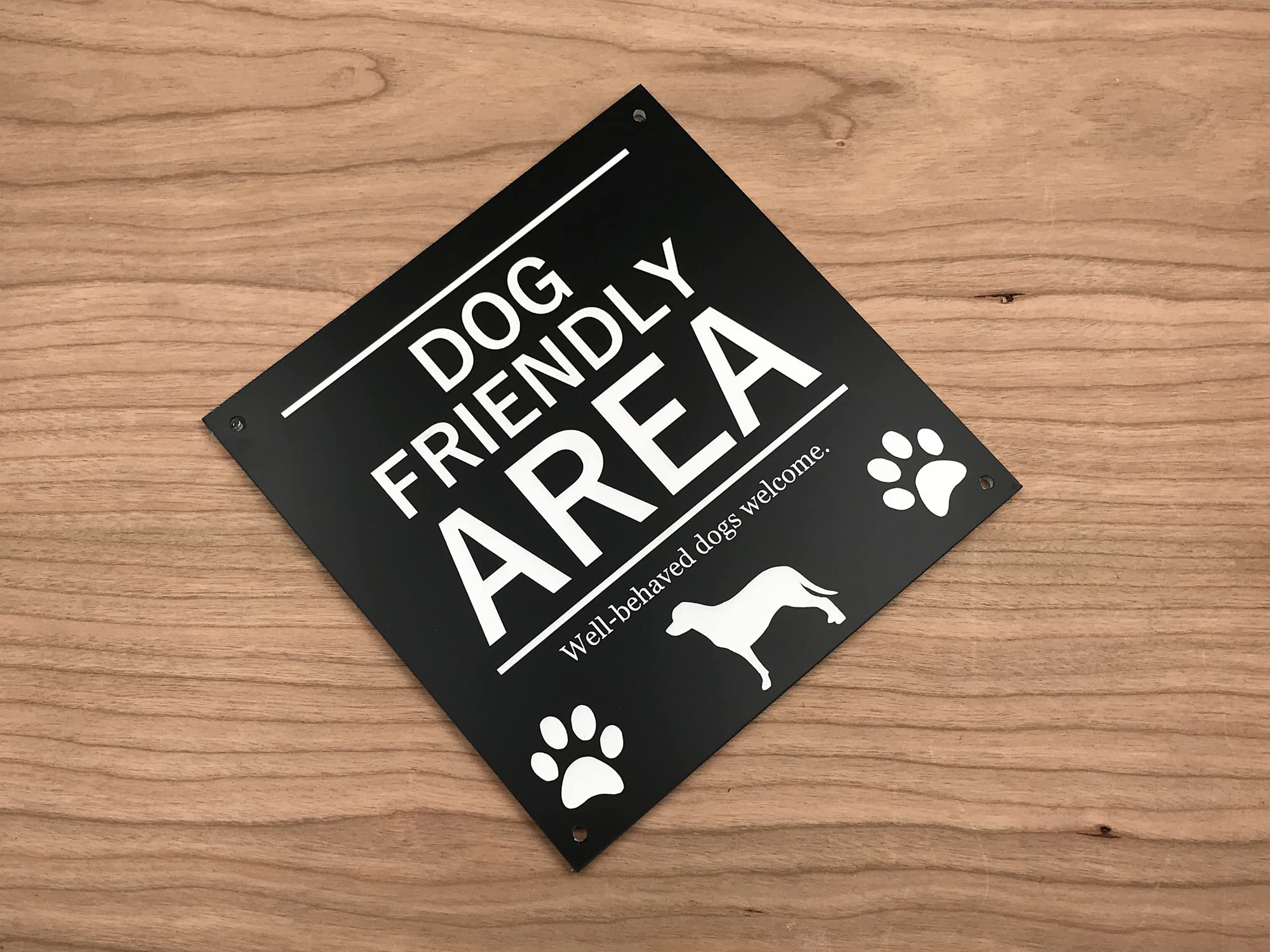 Panneau de zone adapté aux chiens – Gravé, audacieux, imperméable en acrylique Idéal pour les pubs, hôtels, cafés, parcs, parcs de vacances, utilisation intérieure et extérieure. Expédié dans le monde