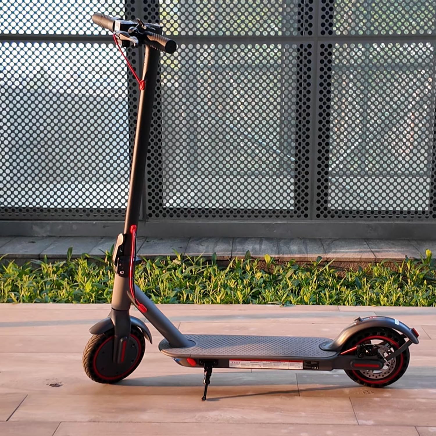 Trottinette Électrique Adulte - Moteur 350W (25 km/h) - Autonomie 30 km - Batterie 36V/7.8Ah - Pneus 8.5'' Anti-crevaison - 3 Vitesses - Double Frein - Pliable - Charge maximale 120 kg