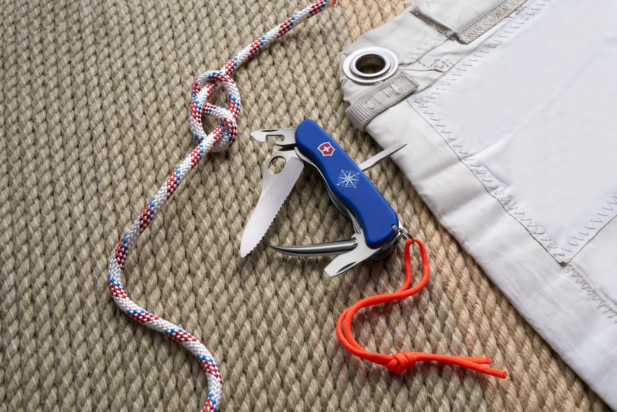 Victorinox Skipper Pro Couteau de Poche Suisse, Multitool, 12 Fonctions, Grande Lame Fixe, Bleu