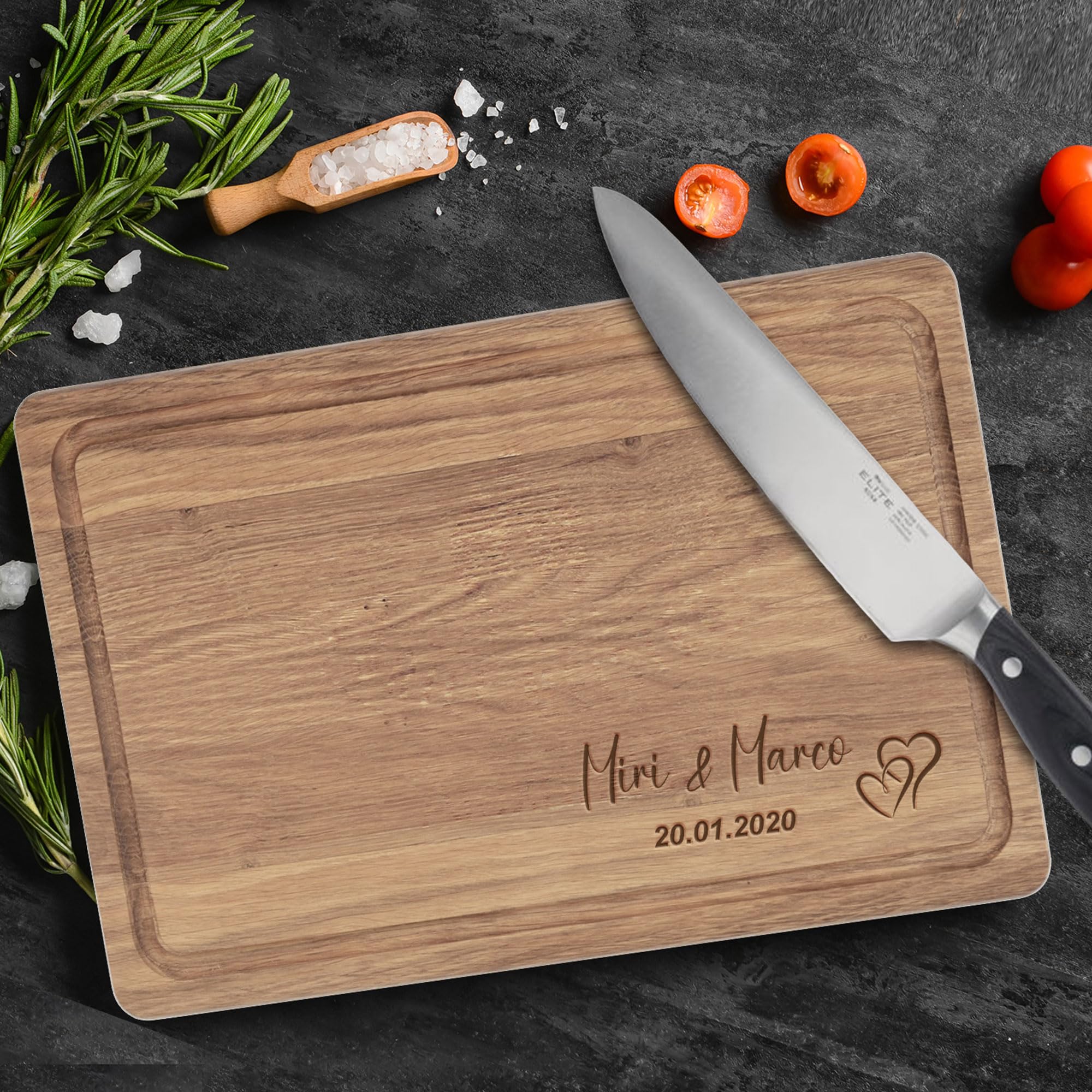 Hochzeitsgeschenk personalisiert mit Name | XL Schneidebrett Holz | Hochzeitsgeschenke für Brautpaar | Jahrestag Geschenk für ihn sie | Eiche 40x25x2cm | Geburtstag Männer Frauen (Herzen)