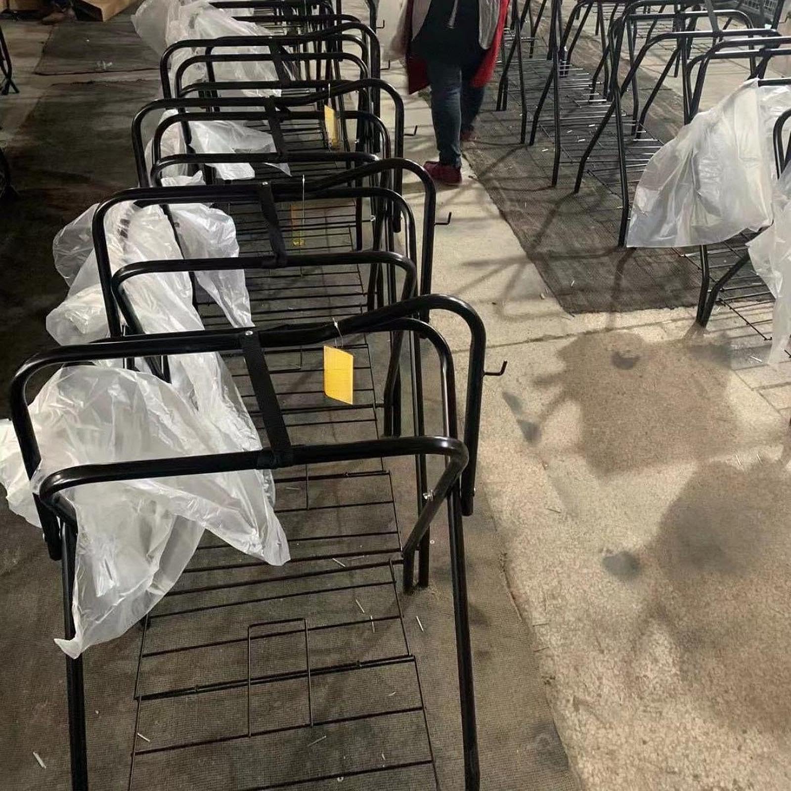 Soporte de Hierro para Silla de Montar en Remolque de Caballos. Permite Guardar Aparejos, Almohadillas Y Accesorios para Jinetes.