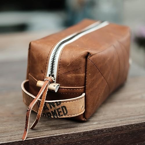 Miniatura 4 de FIELDERS CHOICE GOODS FC Goods - Bolsa de viaje de piel de béisbol, bolsa de aseo grande, hecha a mano con guantes vintage