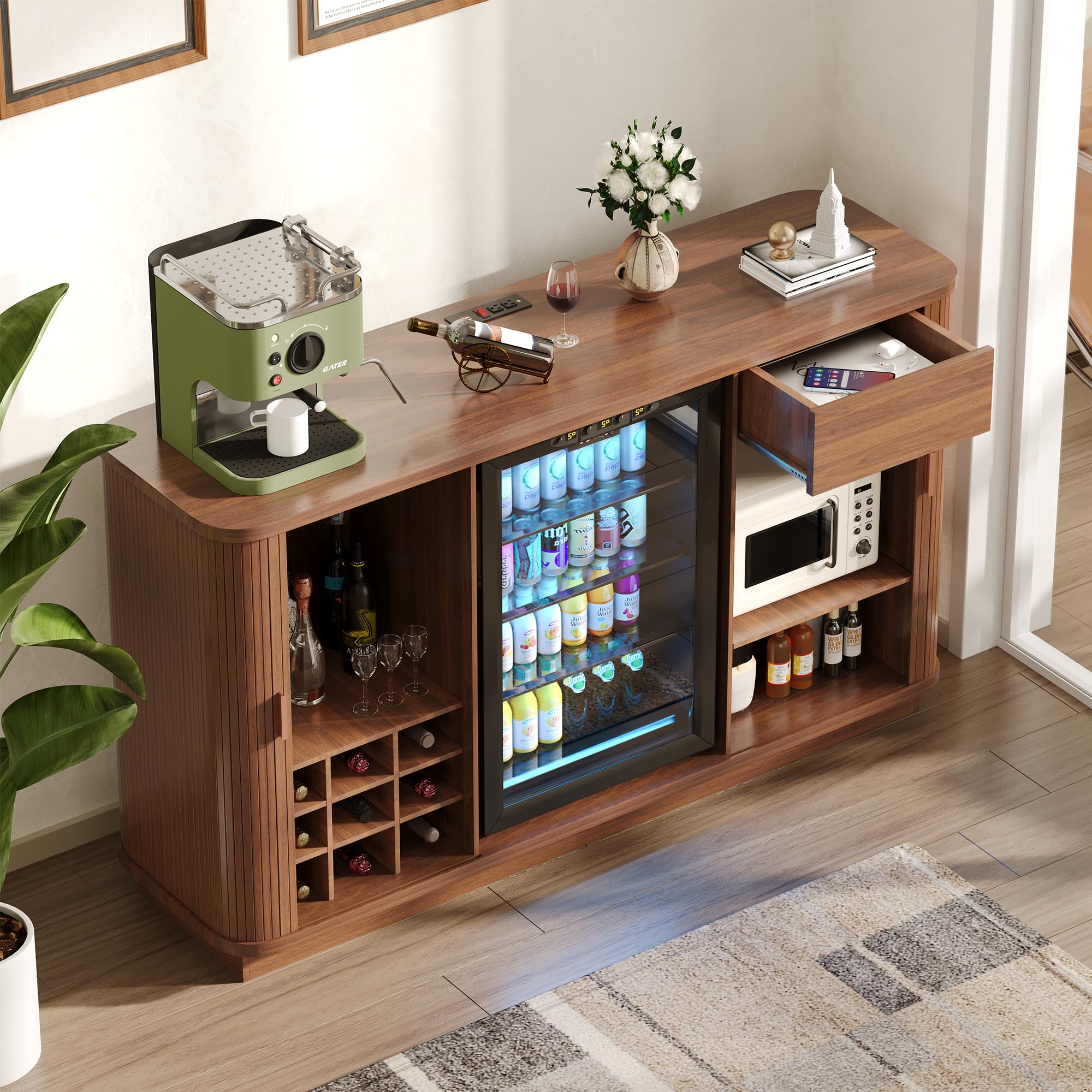 Credenza/mobile bar scanalato da 130 cm con vano frigorifero, mobile bar retrò con ante a serrandina, ripiani regolabili e portabottiglie per cucina e sala da pranzo.