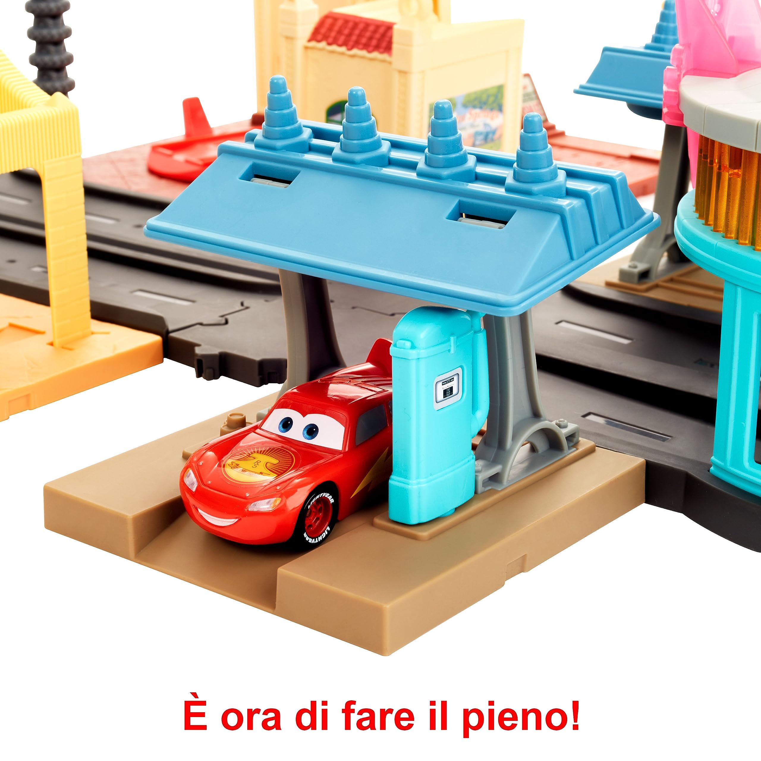 Disney Pixar Cars On The Road - Visita a Radiator Springs, playset dei luoghi del film, con 2 veicoli Saetta McQueen e Cricchetto, conto alla rovescia luminoso, giocattolo per bambini, 4+ anni, HGV68