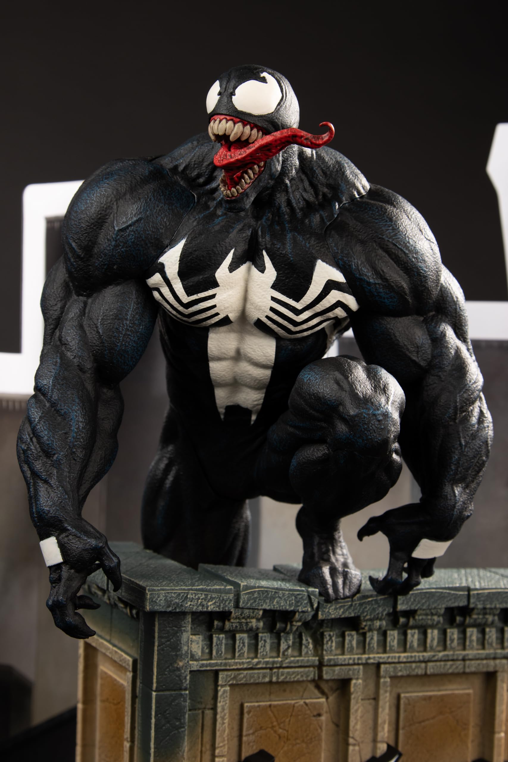 McFarlane Toys - Marvel Venom - Coleccionable a Escala 1:6 con Escena y cómic (Venom #5)