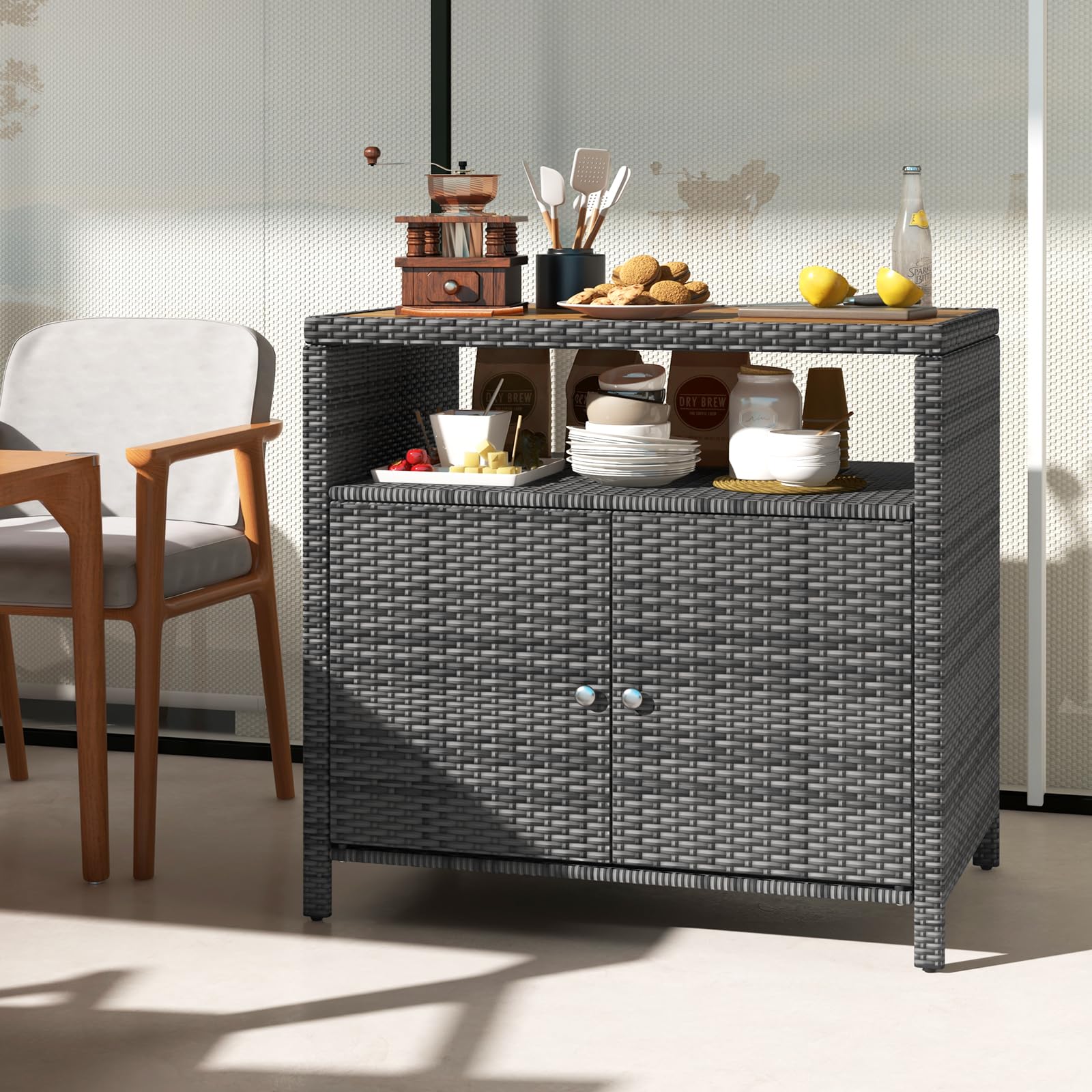 GYMAX Gartenschrank Rattan Terrassenschrank Doppeltür Akazienholz Arbeitsplatte offenes Regal Outdoor Aufbewahrungsschrank 90x53x86 cm Grau