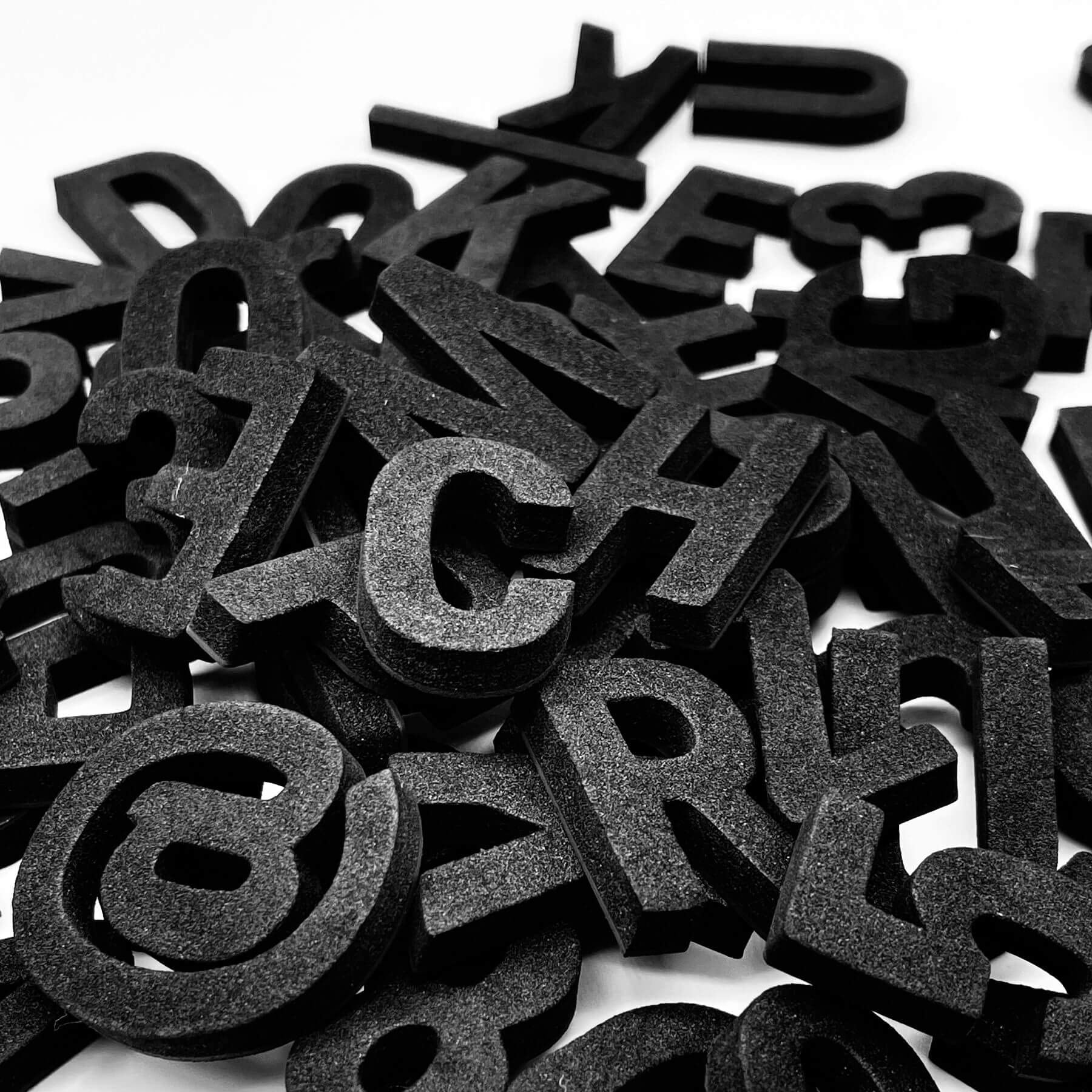 Lot de 200 lettres magnétiques, chiffres et caractères spéciaux, aimants pour réfrigérateur, lettres magnétiques (scandale noir)
