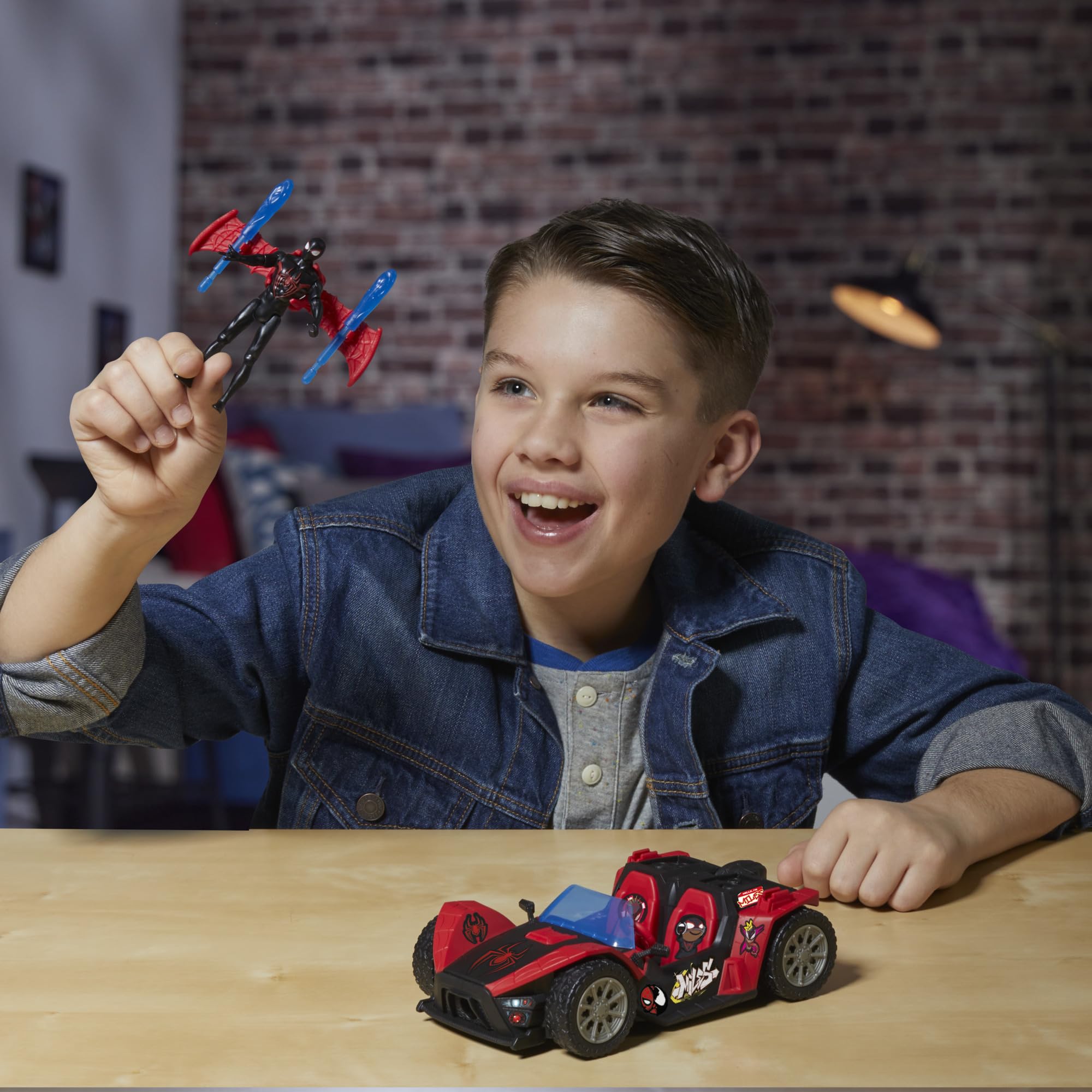 Miles Morales z kolekcji Marvel Spider-Man VenomVersus Epic World of Action ze strzelającą wyścigówką, figurka i zabawkowe auto, zabawki z superbohaterami, wiek: od 4 lat