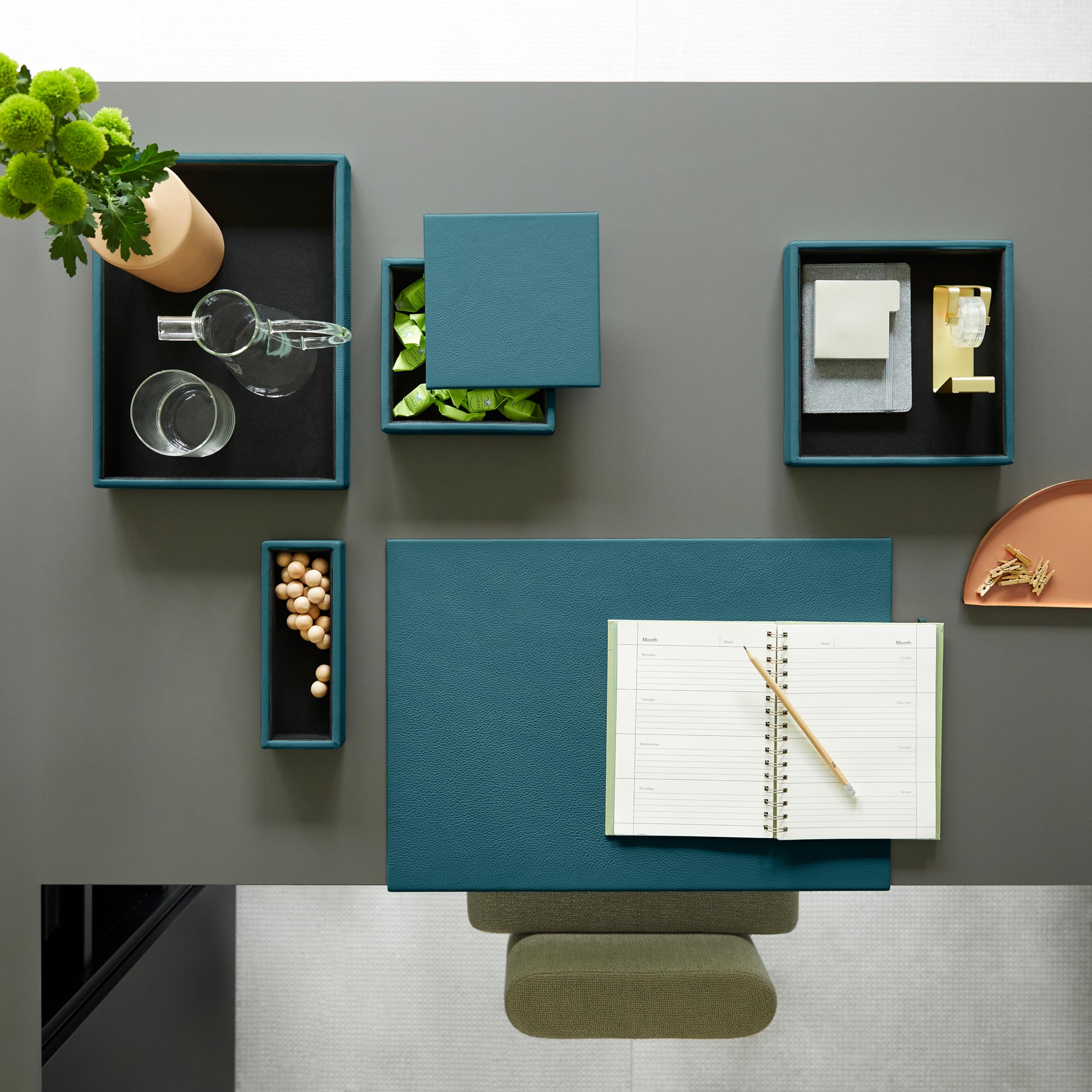 Eglooh - Atena - Vassoio Portapenne da Scrivania Ufficio in Vera Pelle Blu Petrolio - Design Rettangolare e Finiture Artigianali - cm 20 x 7,5 x H.3,5 - Interamente Made in Italy