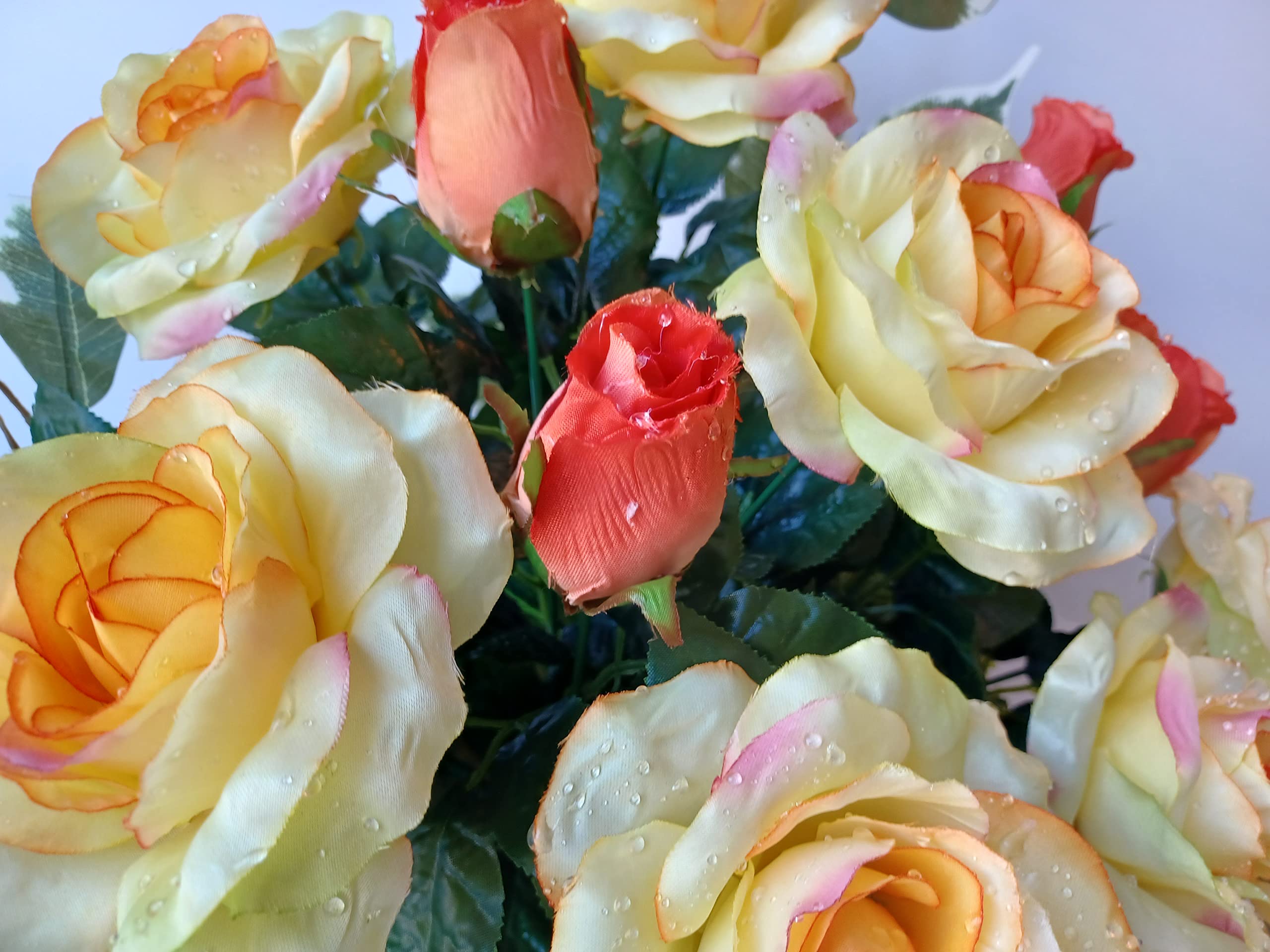 Composition de de Fleurs artificielles lesté Ciment. Réalisé par nos Soins. Les Fleurs sont de très Bonne Tenue et qualité. Vous ne serez Pas déçus par sa résistance au Vent.