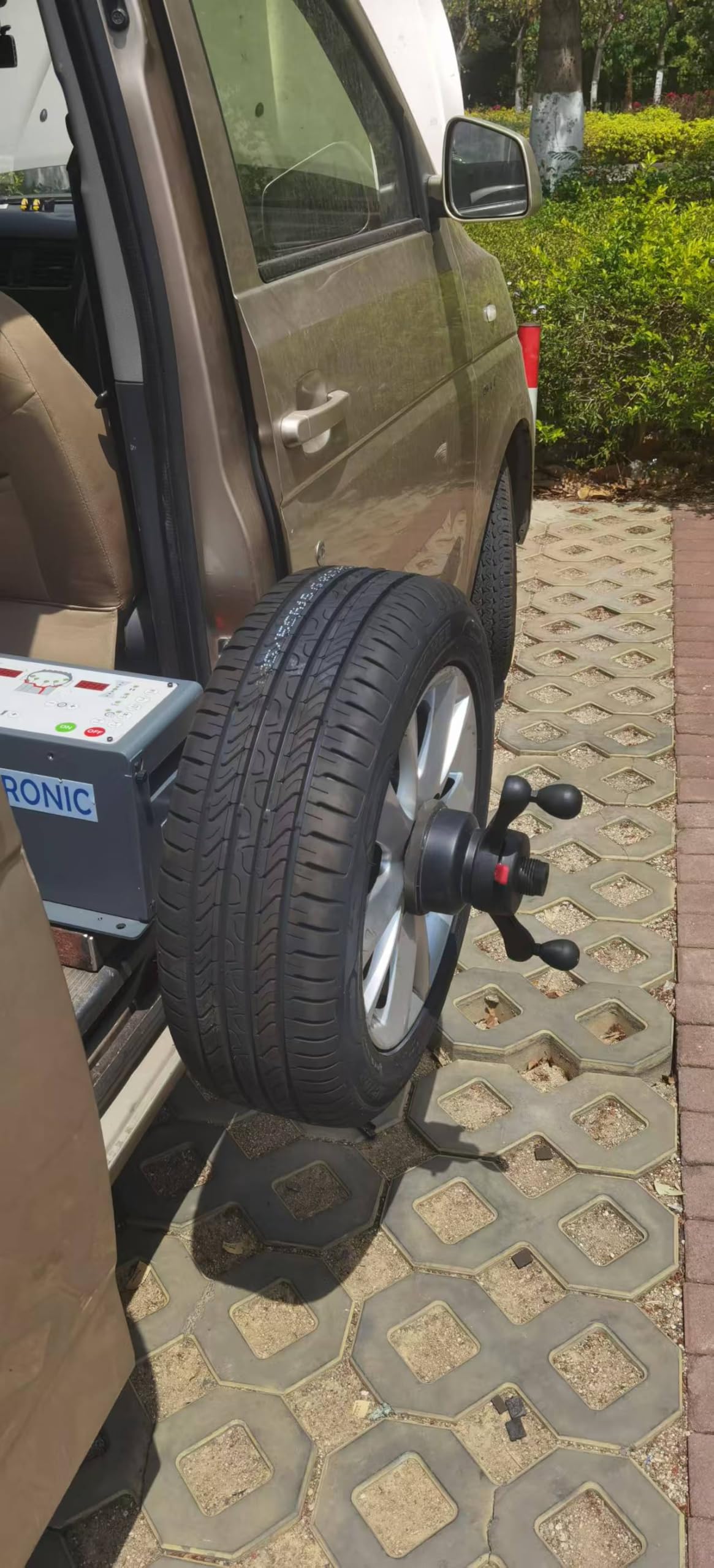 Tragbare Radwuchtmaschine I40 PRO für Heimwerkstatt, Auswuchtmaschine halbautomatisch,Garage, Reifenwuchtmaschine mit USB-Typ-C-Anschluss (5 V/1 A), Kleiner und Leichter