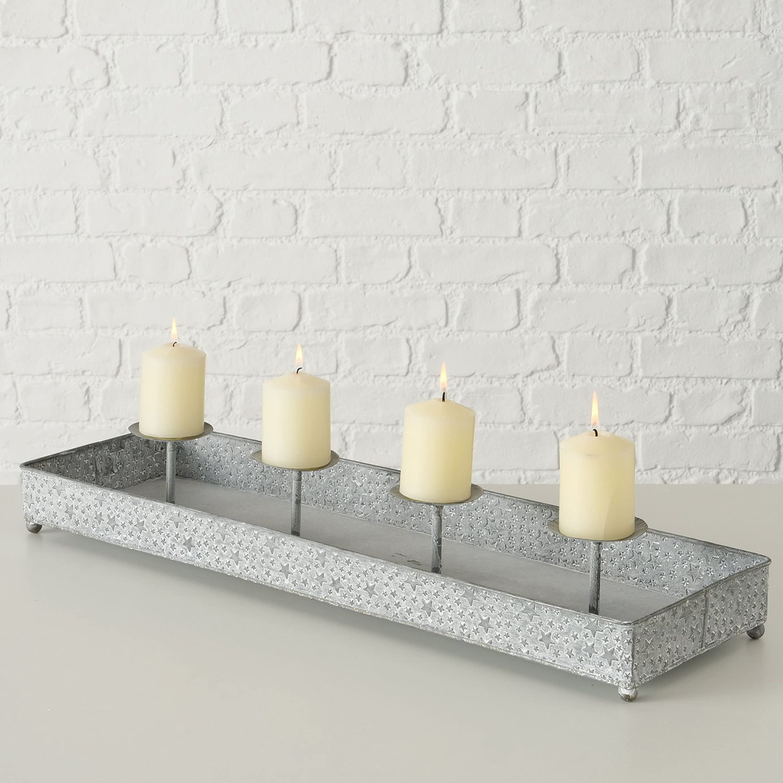 BOLTZE Kerzenleuchter Finno rechteckig I (LxH) 70x11cm I Kerzenständer aus Zink mit Sternen-Dekor I Advents-Kerzenhalter auf Tablett für 4 Stumpenkerzen I Tisch-Deko zu Weihnachten, Kranz, Wohnzimmer