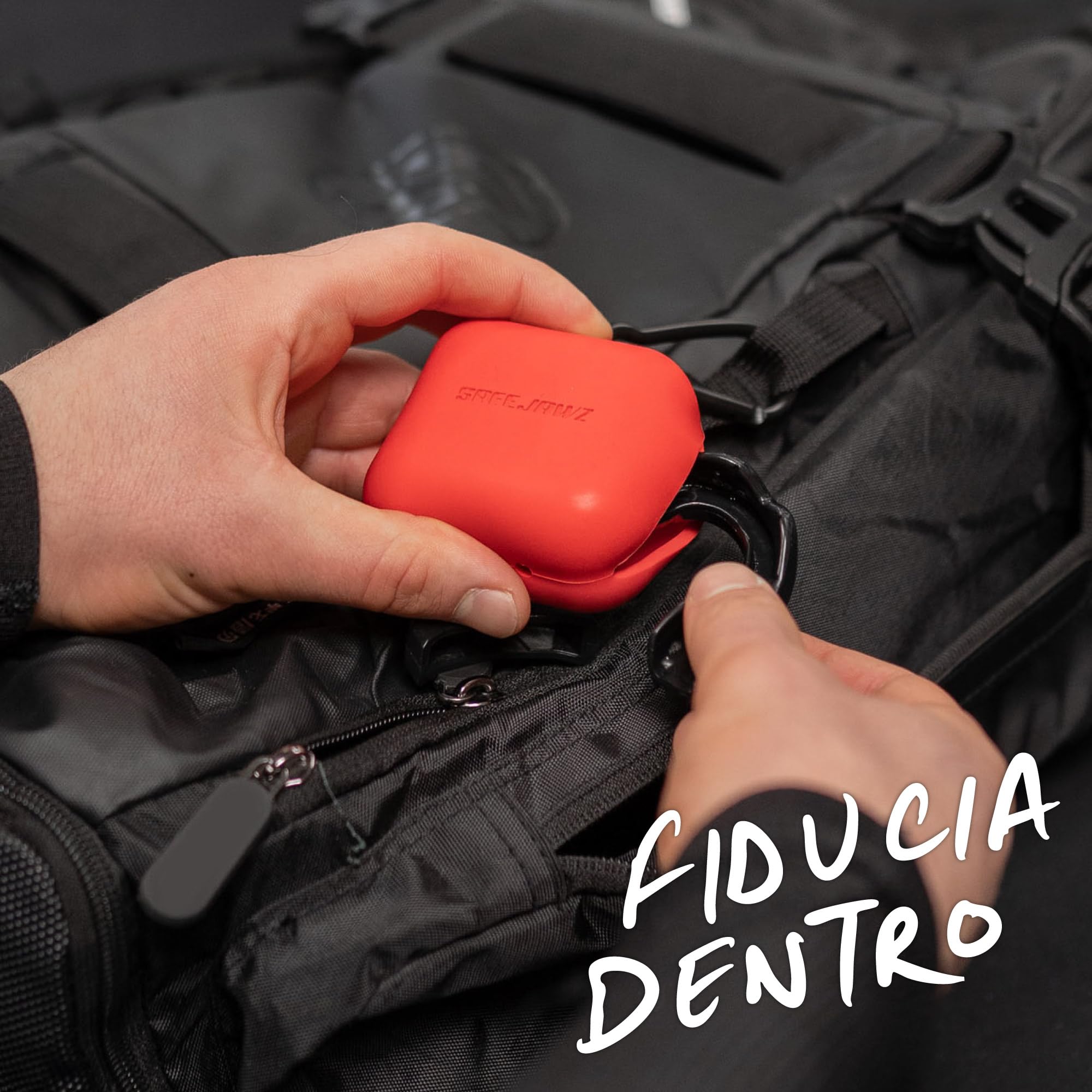 Custodia per paradenti SAFEJAWZ Premium con moschettone. Design unico in silicone resistente e flessibile per mantenere gli schermi gengivali protetti, sicuri/puliti. taglia unica. (Rosso)