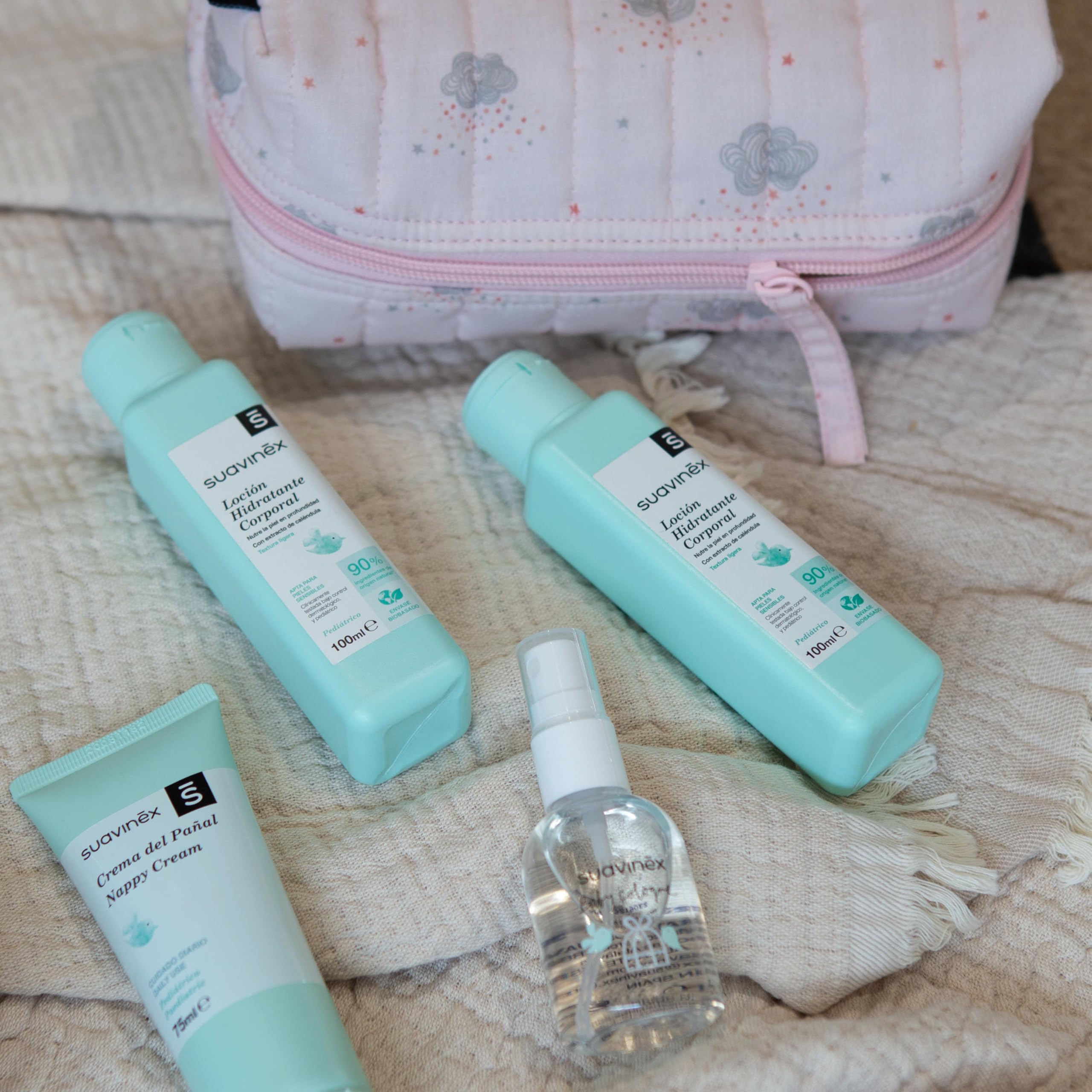 Suavinex, Kulturbeutel für Babys, Geschenkset für Neugeborene mit: Shampoo 100 ml + Feuchtigkeitslotion 100 ml + Creme für Change 75 ml + Eau de Cologne 50 ml. Reisegröße. Rose Dreams