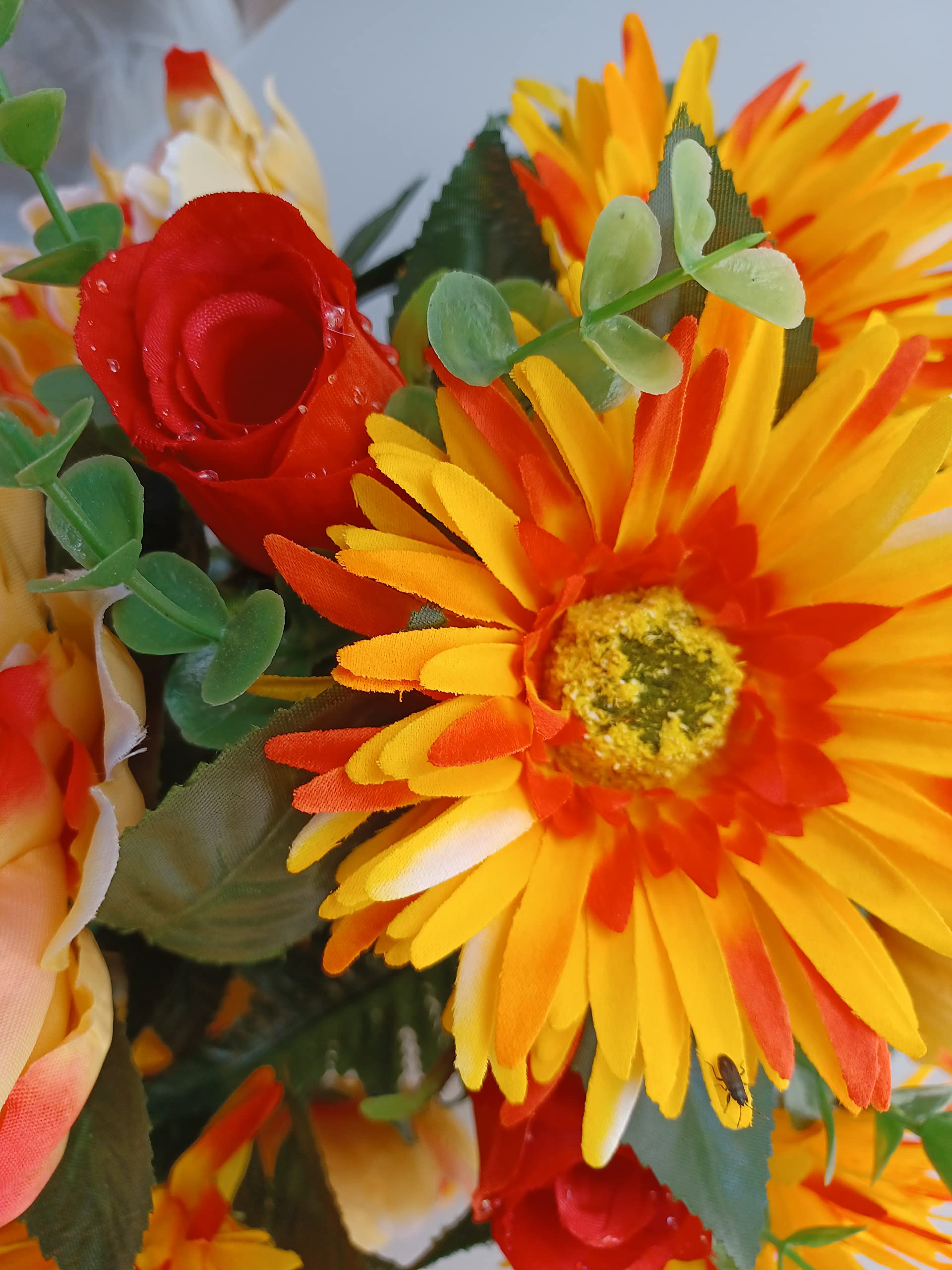 Composition de Fleurs Artificielles, Lesté Ciment pour Une Très Bonne Tenue a l' extérieur. Réalisé par Nos Soins, Fleurs de Qualité.