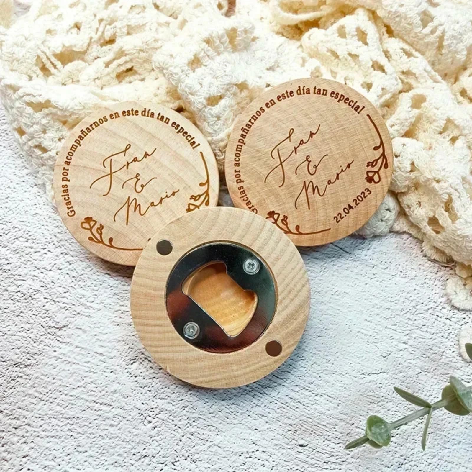 Abridor de botellas personalizado, recuerdos de boda, grabado personalizado, imán de madera para nevera, abrebotellas redondo para bodas, invitados, compromisos, cumpleaños, bautizos de bebé (100