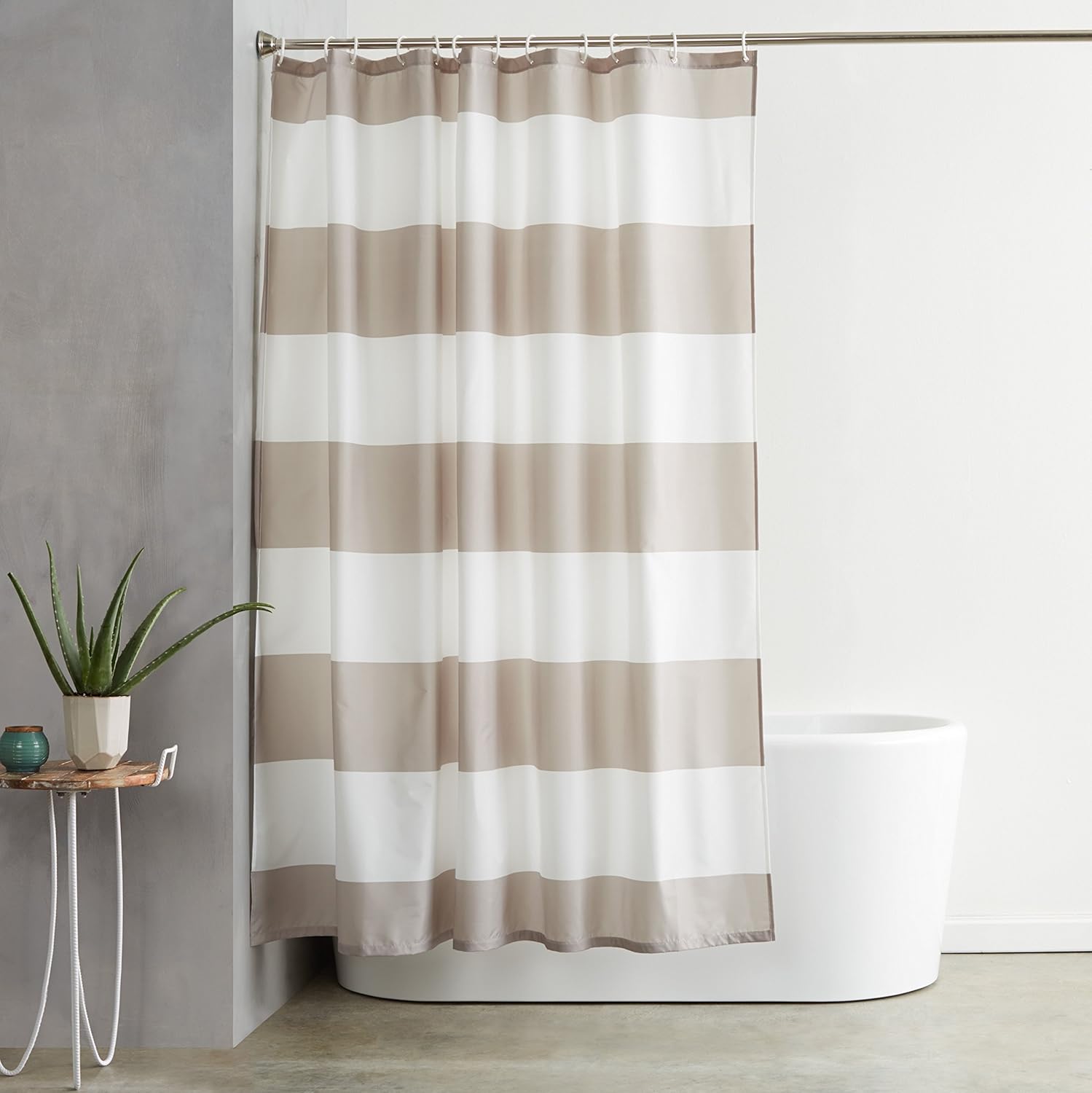 Amazon Basics cortina de ducha resistente al moho blanca