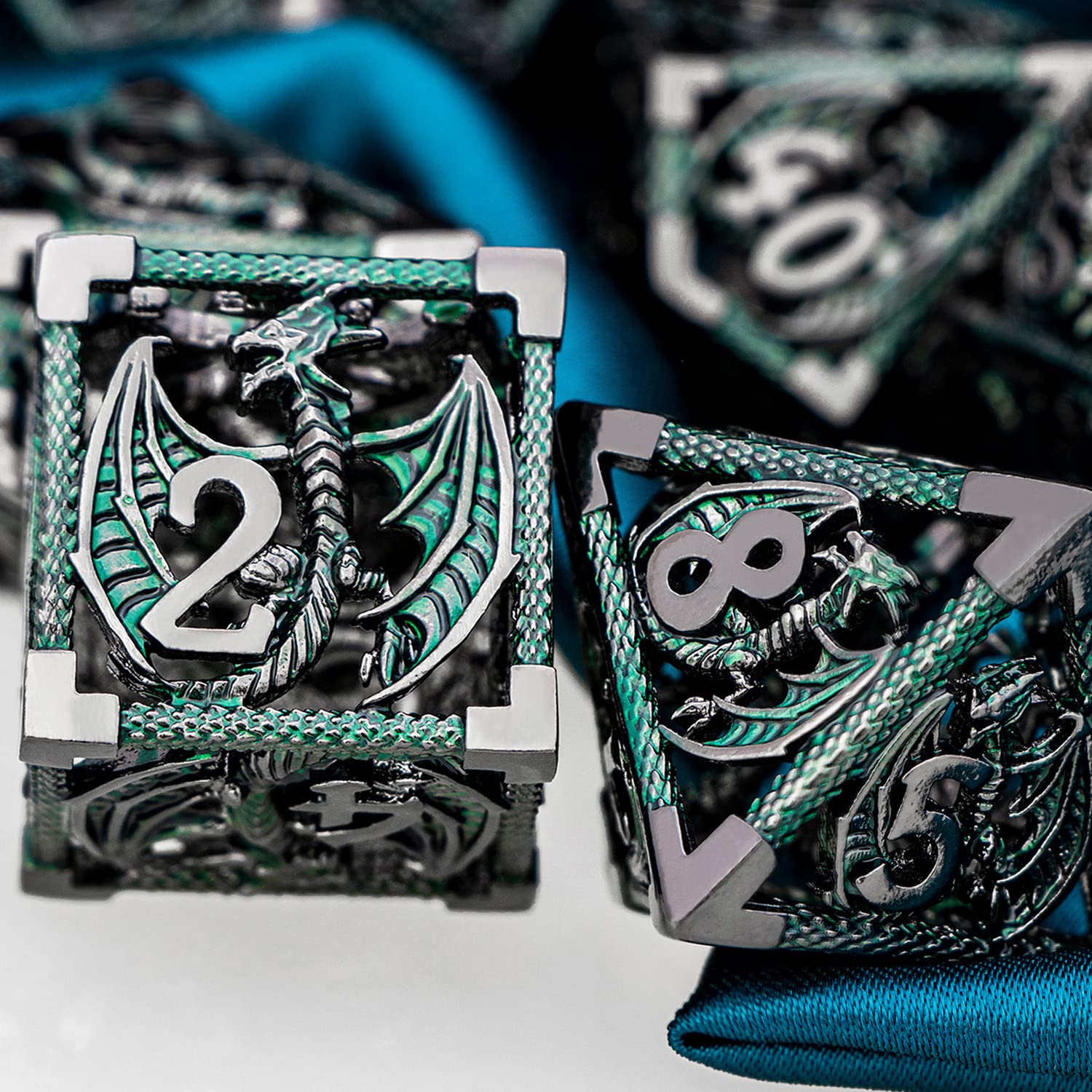 ARUOHHA Lot de 7 dés DND creux en métal noir et vert avec boîte cadeau, dés D et D pour jeux de rôle, Donjons polyédriques D20 D12 D10 D8 D6 D4