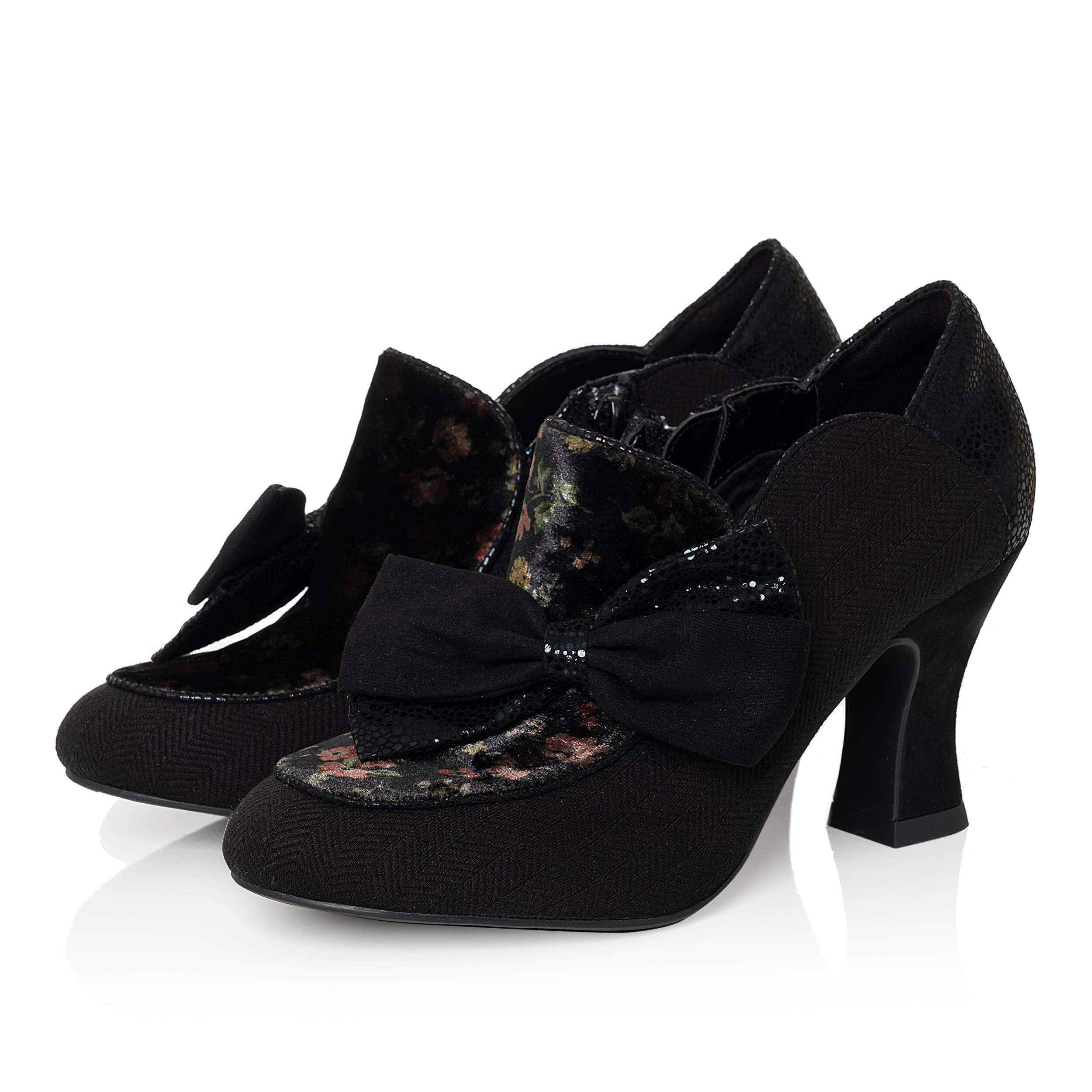 Astrid (Black Velvet)