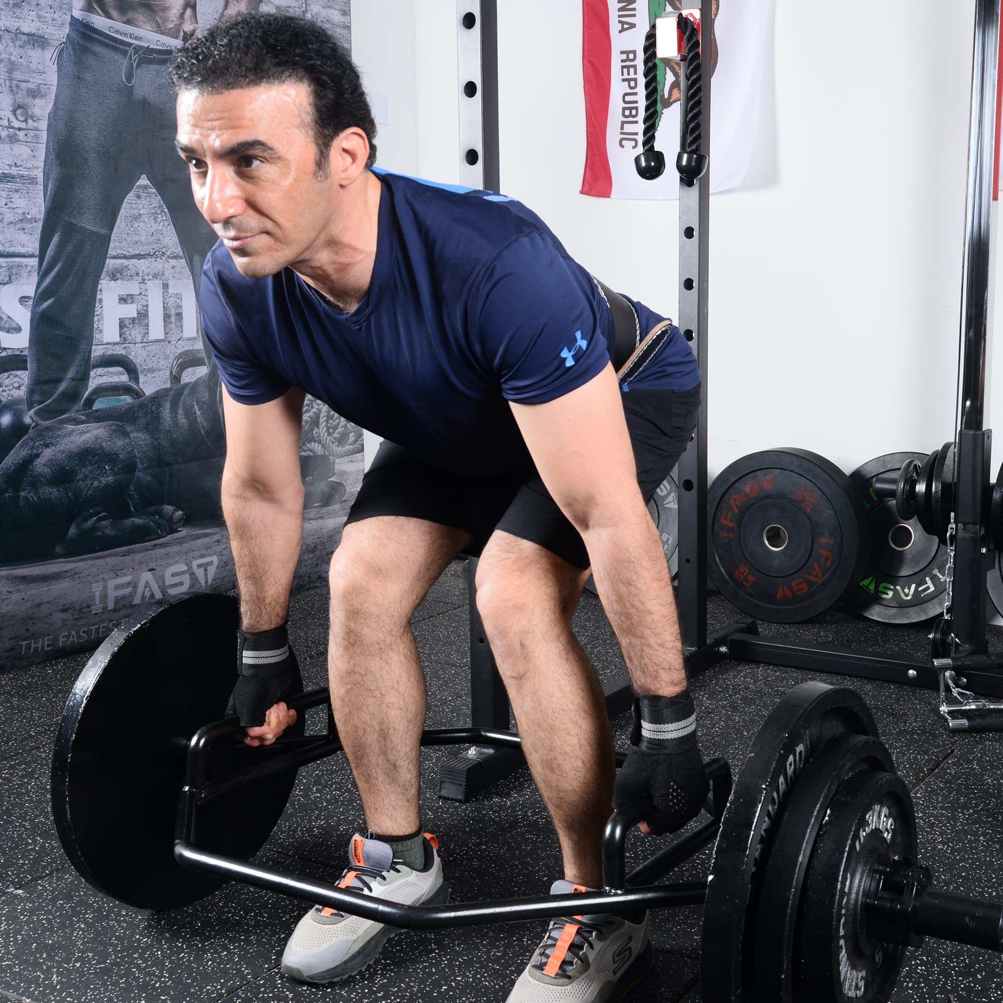 ウエイトトレーニング weight lifting cage, bars and weights
