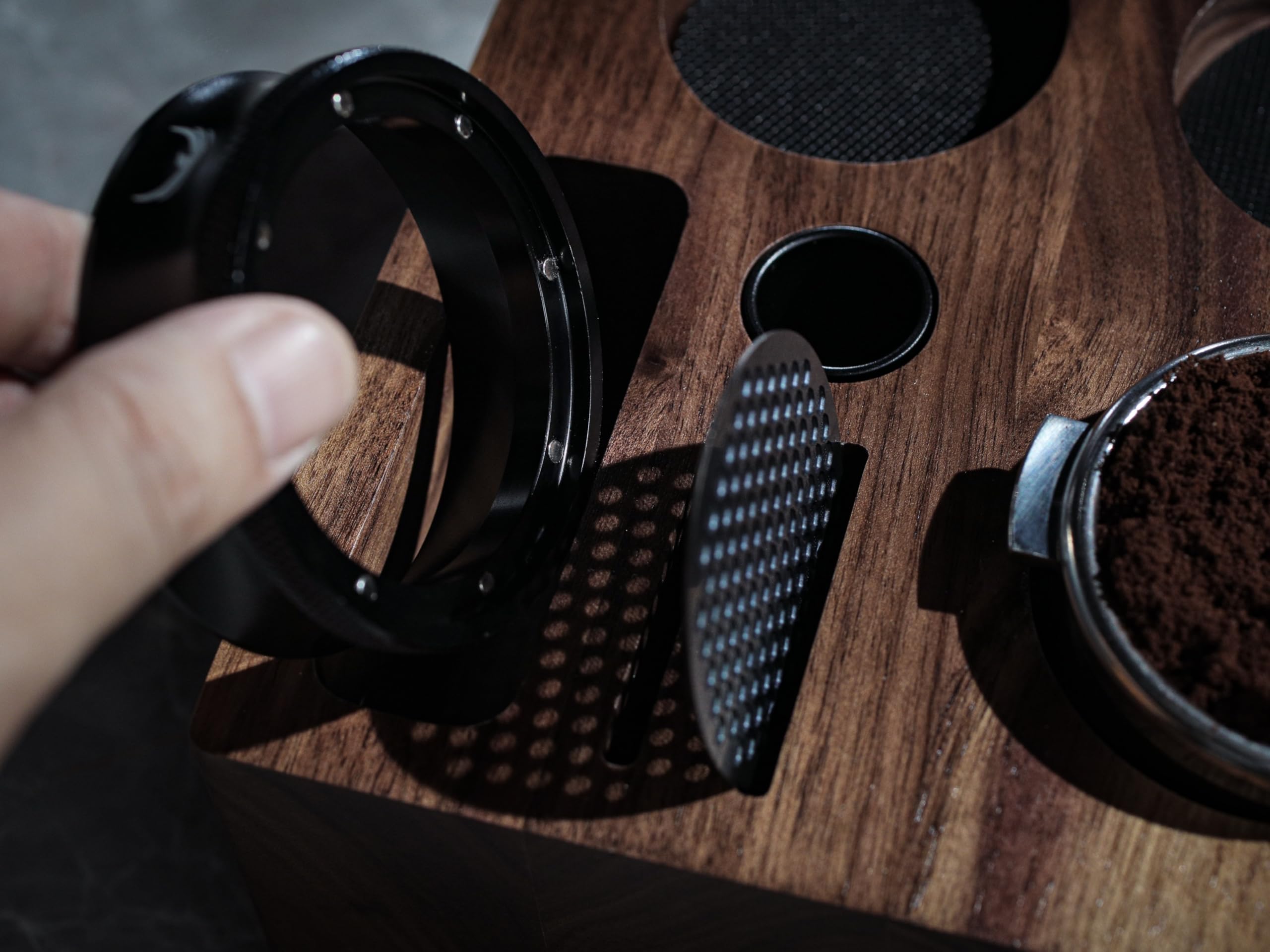 Station de tampage V3 pour expresso 54 mm – Support porte-filtre en noyer pour machines à sauge/breville avec porte-tamper, fente distributeur et rangement multi-accessoires
