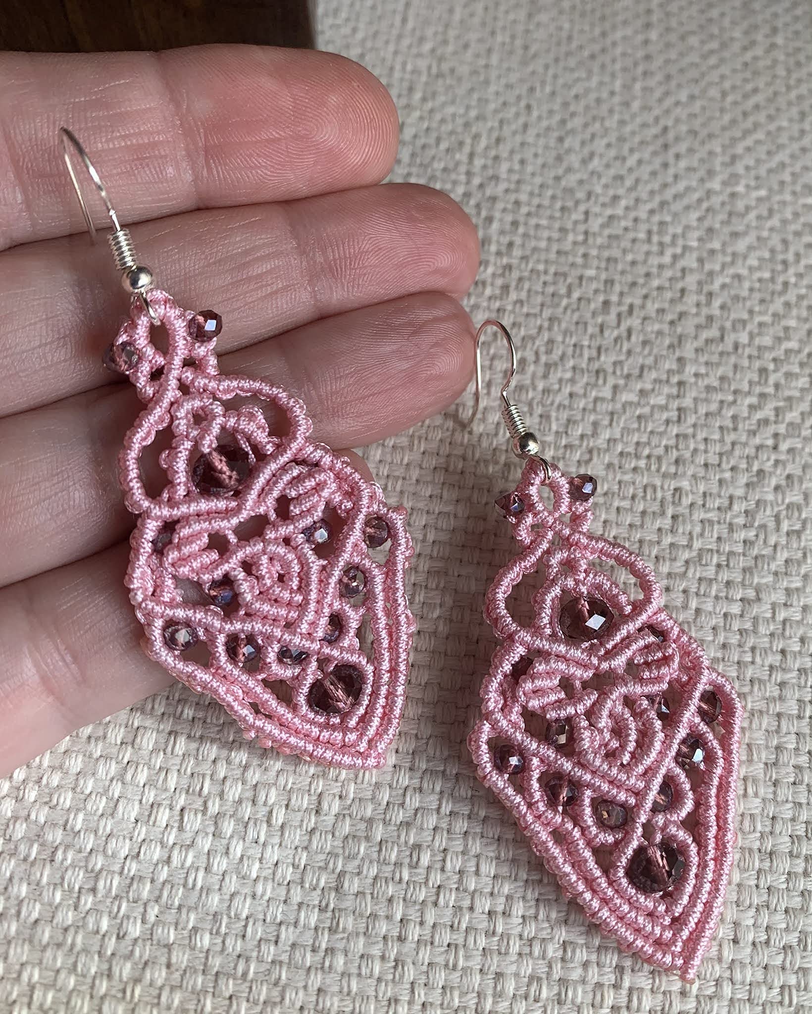 Pendientes rosas macramé hechos a mano con cuentas de distintos tamaños de cristal.Son muy ligeros .Miden aprox. 5 cm. de largo mas el gancho