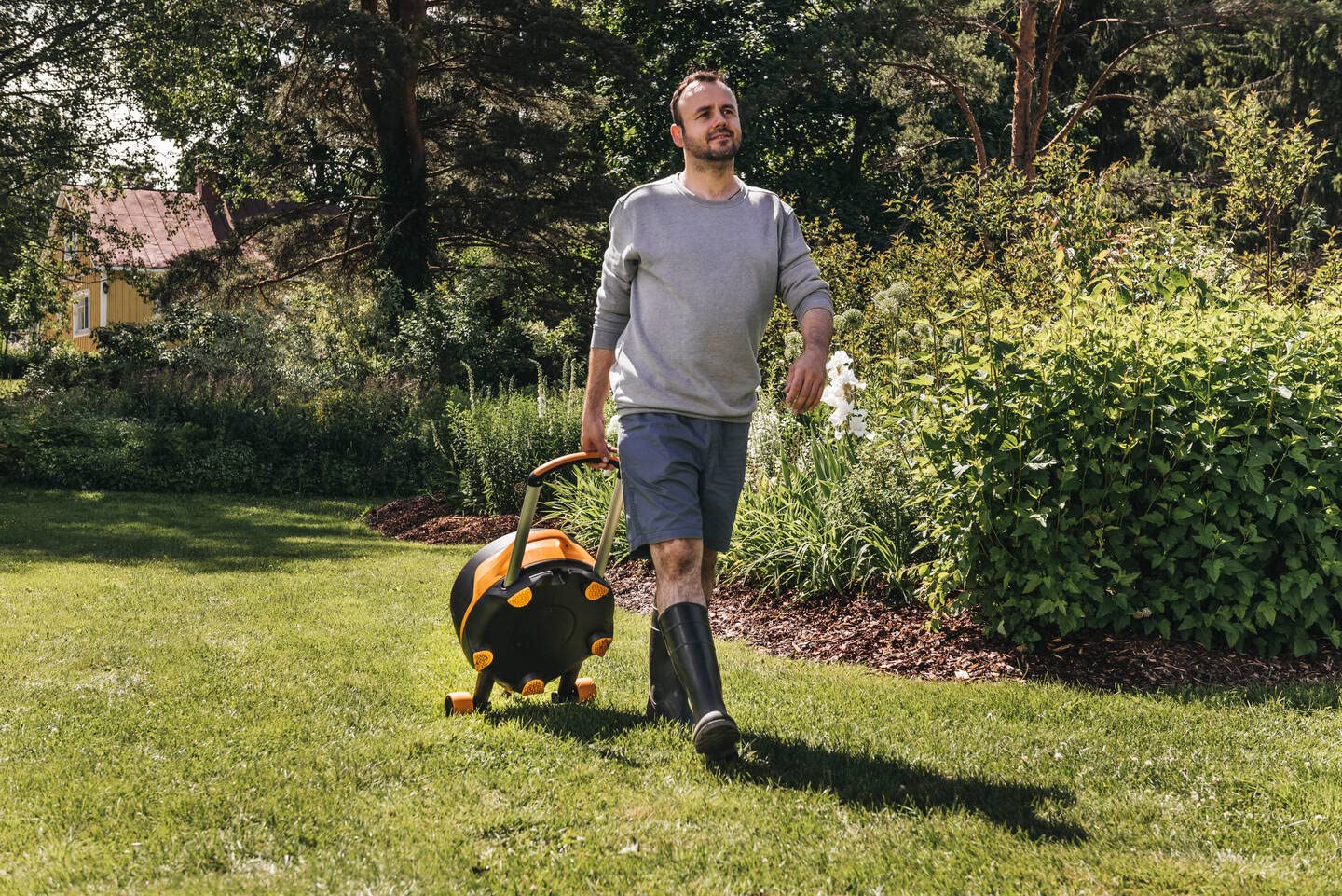Fiskars Carro portamangueras XL con ruedas, Set de riego todo incluido, Alcance 27m, Enrollado automático, Manguera tamaño universal (diám. 13 mm), Conector grifo universal, Negro/Naranja, 1025933 | 1025933 - Manguera de bobinado automático, conexión univ