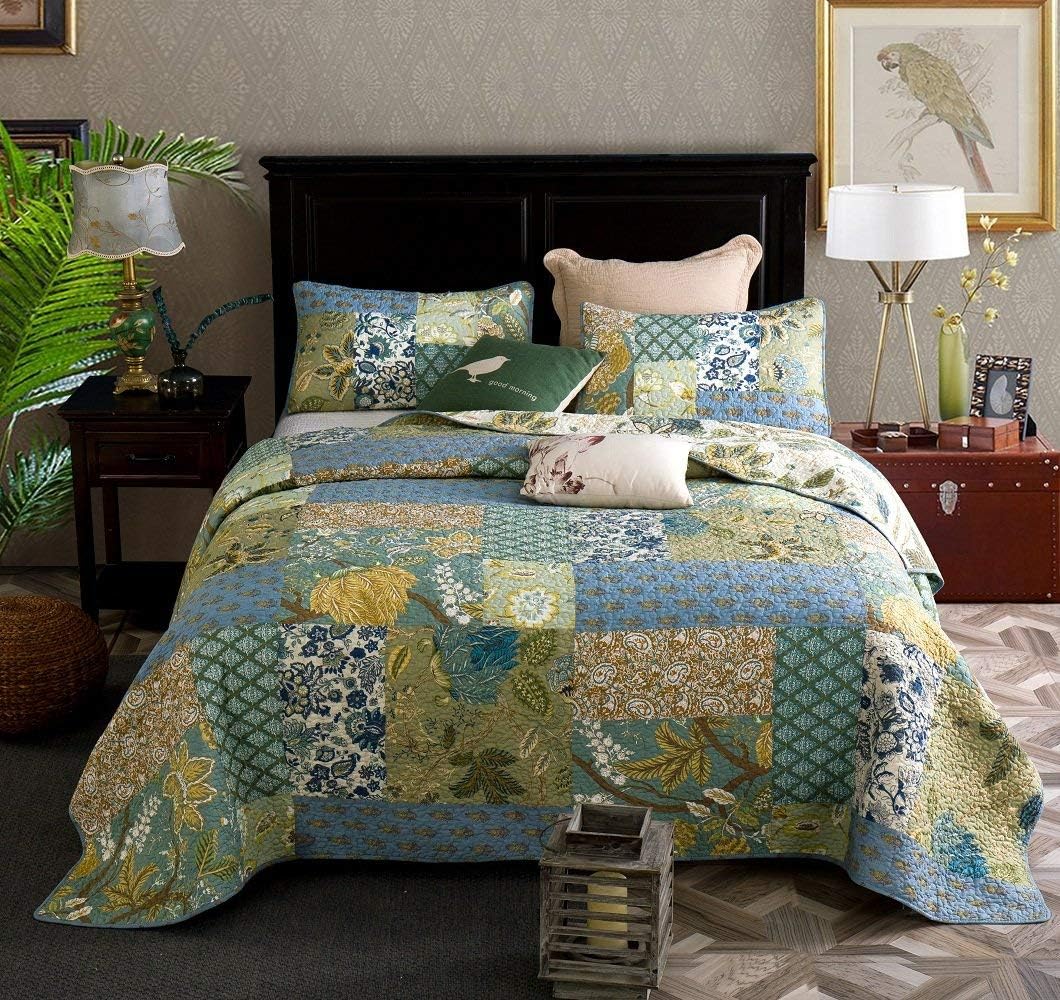 Qucover Patchwork Bedspread Super King Size 3-Pieces 100% Cotton Retro Chic Floral Printed Quilted Bedspreads Coverlet 240x270 cm with 2 Pillow Shams