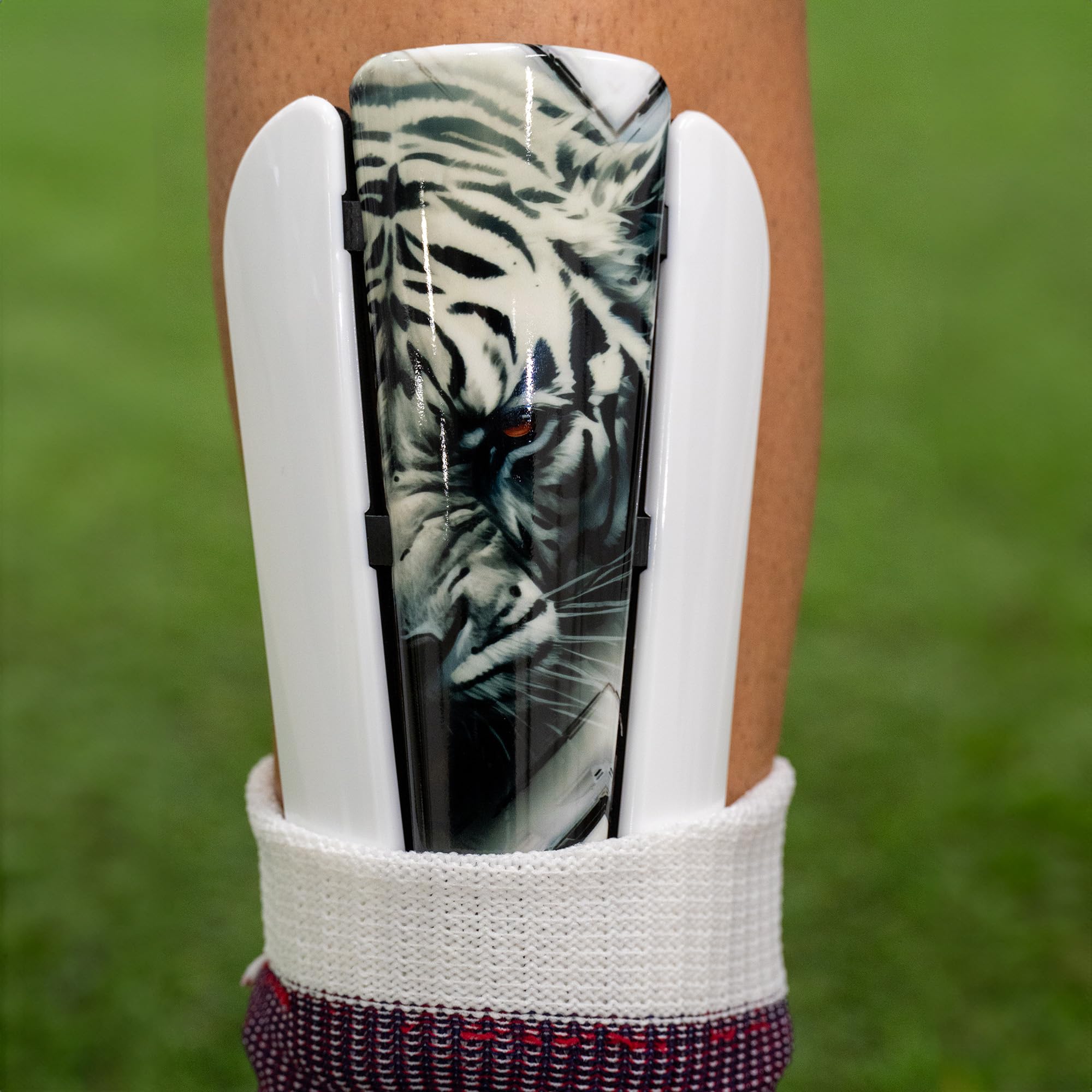 Parastinchi Da Calcio Giovani Adulti ad alta resistenza agli urti Made in Italy Protezione Completa. Comprese fasce di sostegno. Modello White Tiger