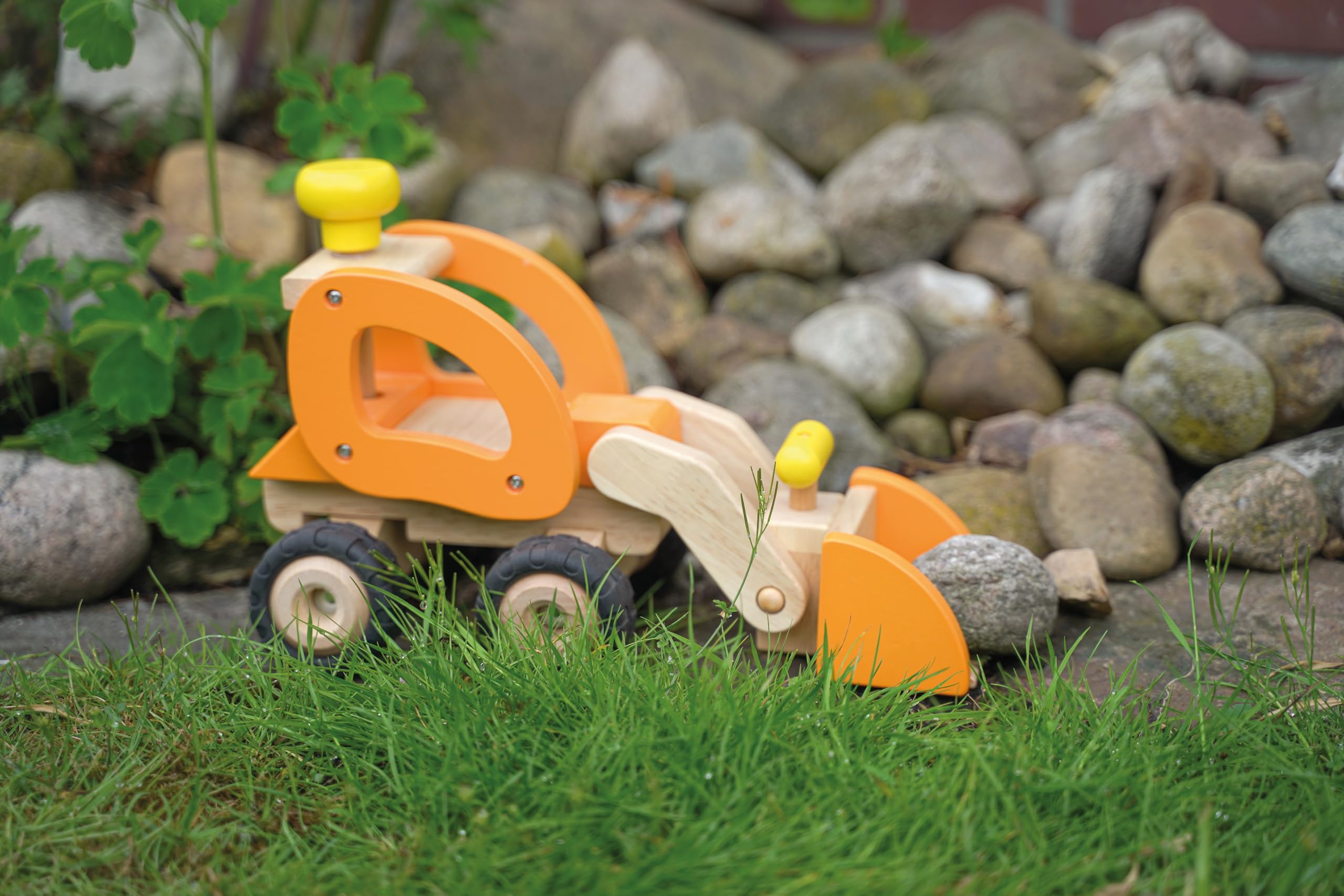 goki 55962 - Radlader aus Holz, Baustellenfahrzeug in gelb, lenkbar und mit Gummireifen, bewegliche Schaufel, perfekt zu Hause und im Kinderzimmer, Maße 31 x 14 x 21 cm, ab 3 Jahre