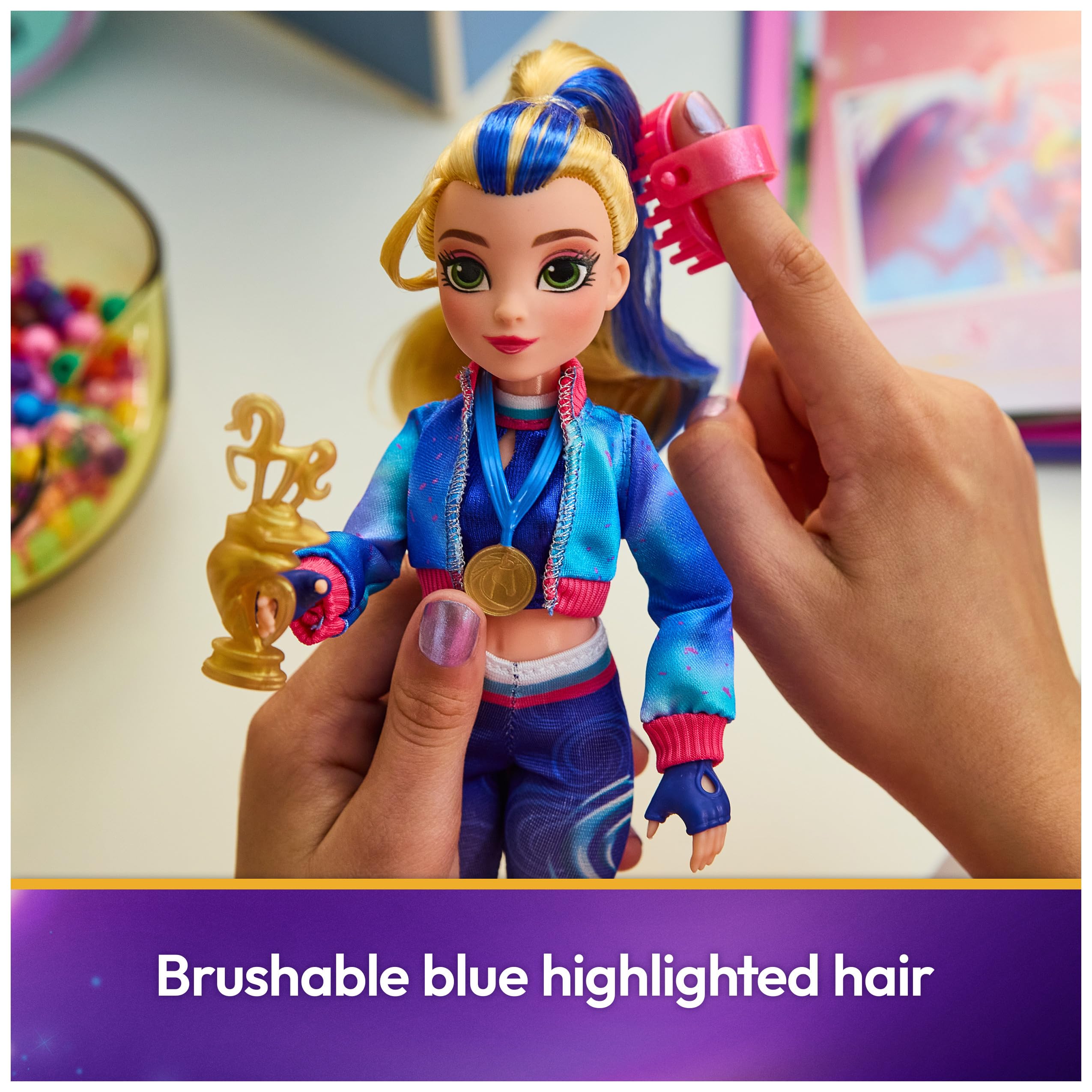 Unicorn Academy Bambola Isabel – La bambola originale della popolare serie Netflix, 24 cm, con capelli veri, vestiti e accessori rimovibili, per bambini dai 4 anni in su