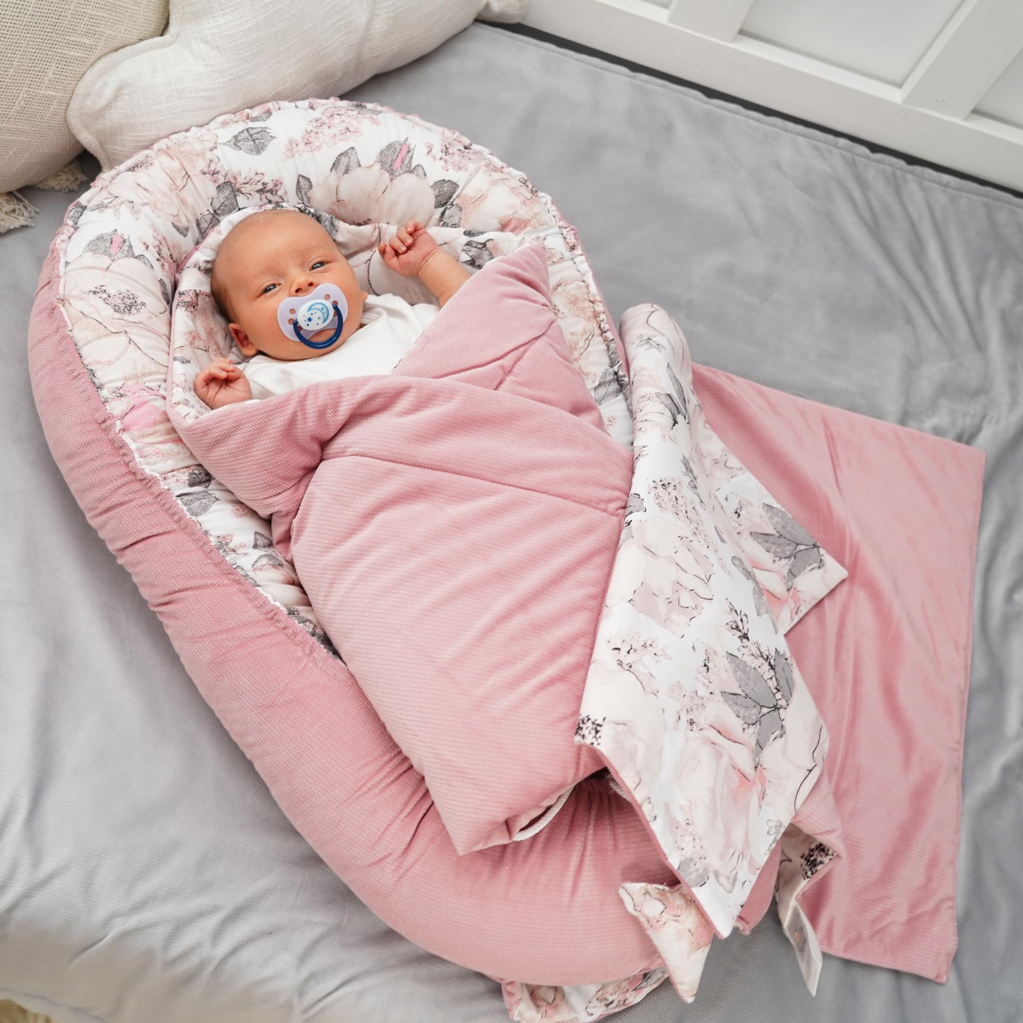 Totsy Baby Set de nid pour bébé Portable, nid Douillet, nid pour Nouveau-né avec poignée pour lit bébé, Ensemble 4 pièces avec Accessoires pour Un Sommeil paisible Rose Sauvage Rose