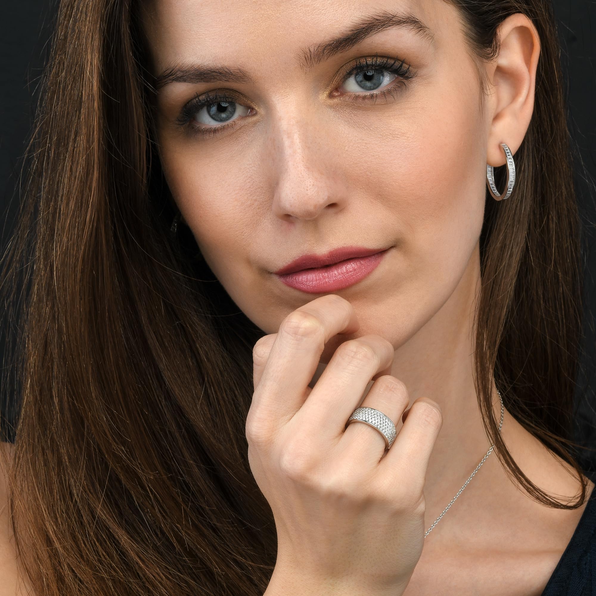 Diamond Treats Anello Donna in Argento 925 con Zirconi, per Donna e Ragazza, Anello a Mezza Fascia per Donna e Ragazza, Grande Anello Argento 925 Donna con Confezione Regalo