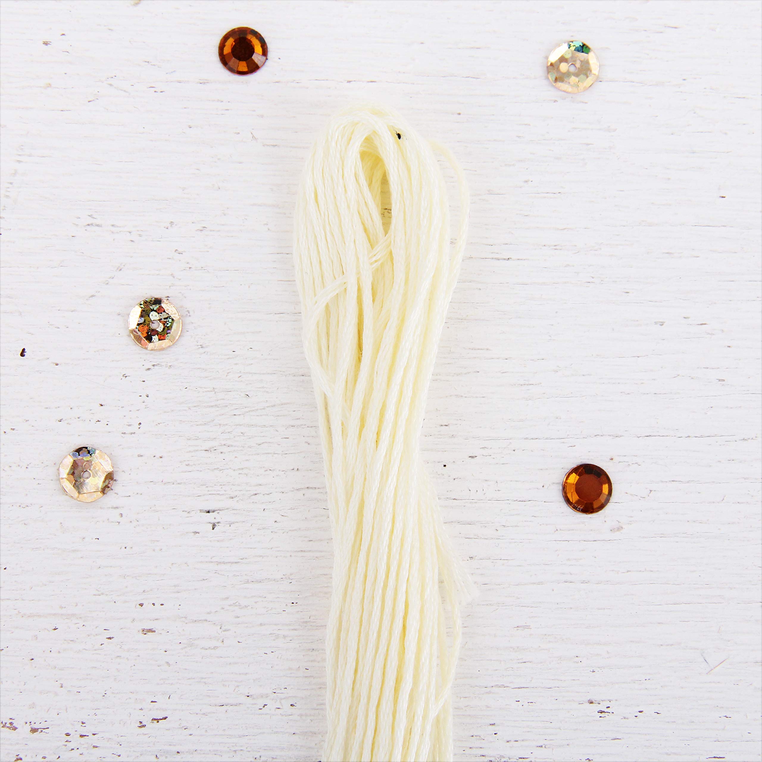 Threadart - 12 madejas de hilo de algodón egipcio de fibra larga para bordar, color blanco roto | 6 hilos divisibles de 8.75 yardas cada uno para bordado a mano, pulseras de la amistad, punto de cruz